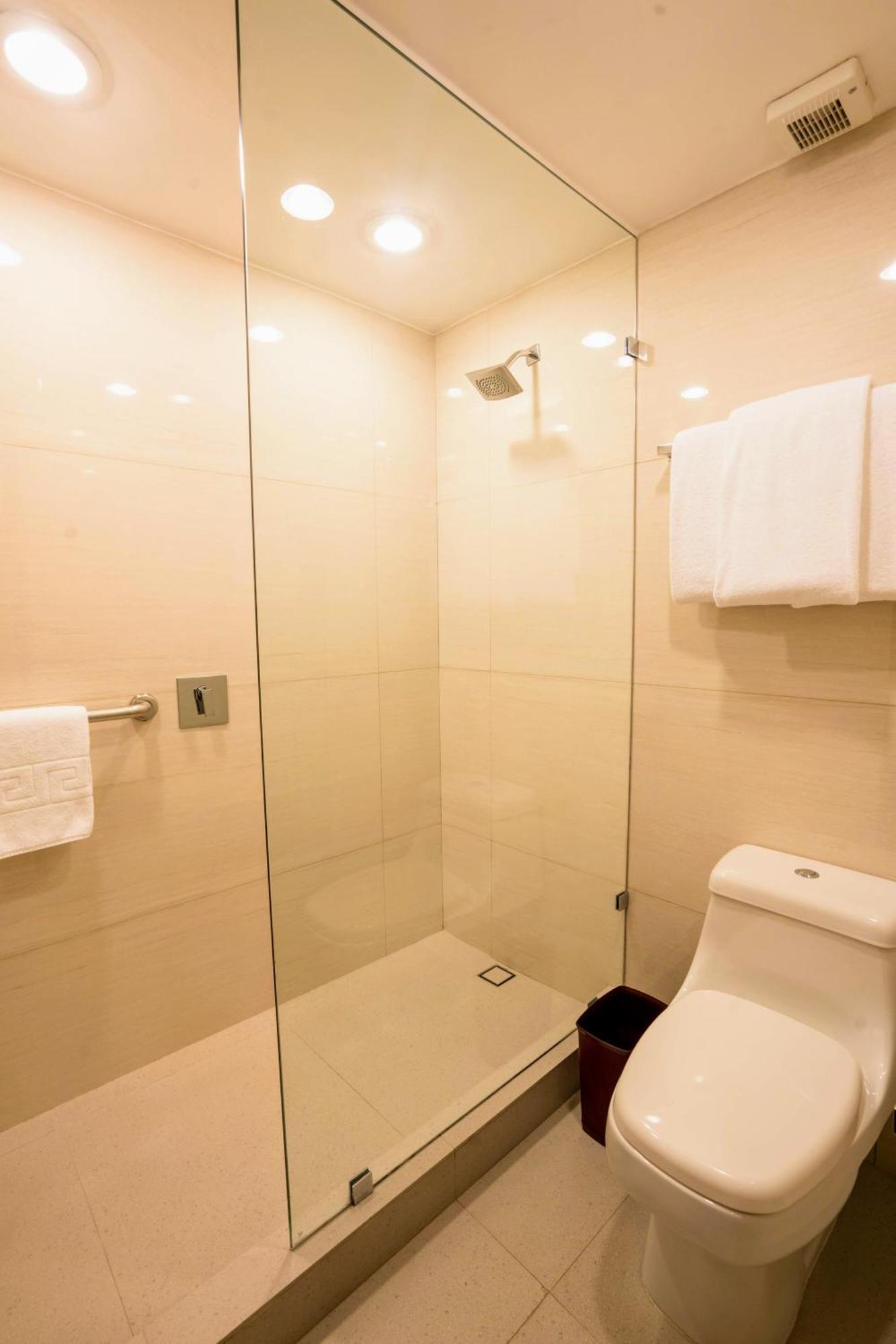 Three-Bedroom Family Villa Two King Beds Two Double Beds Balcony Non-Smoking,1273443520:JPEG
