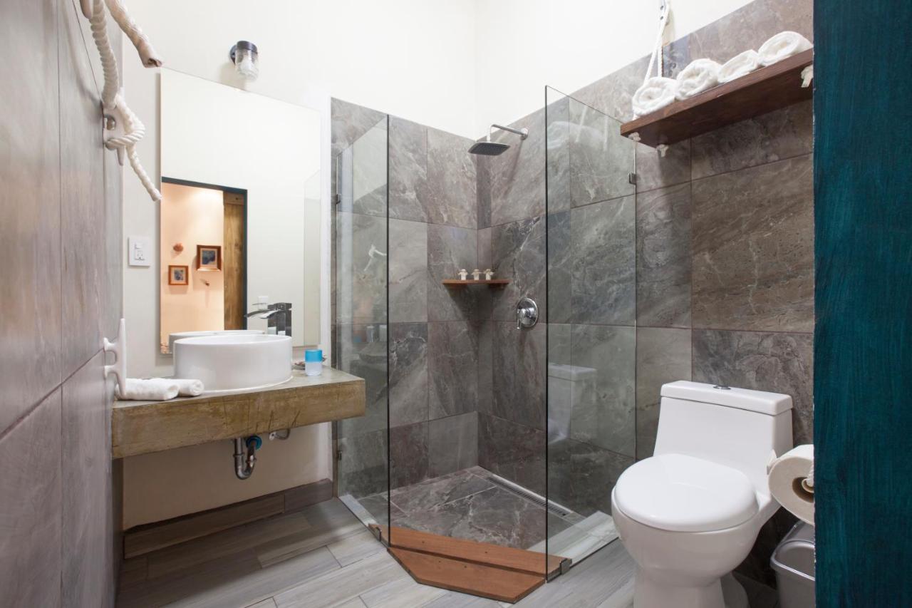 Habitación con cama grande