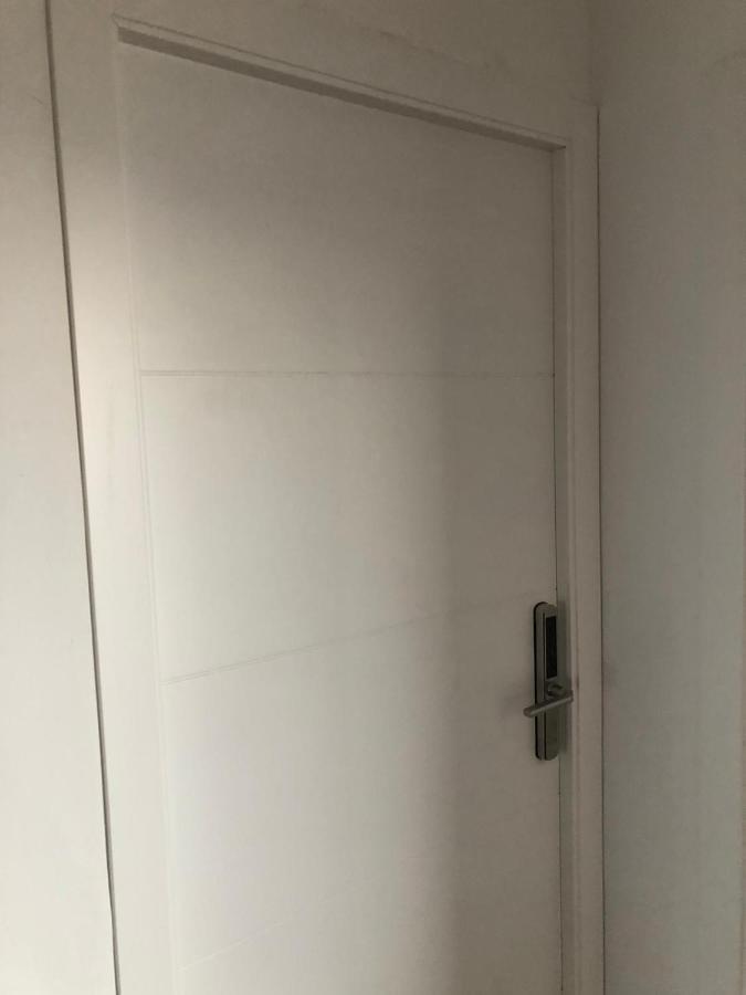 Habitación con cama extragrande.