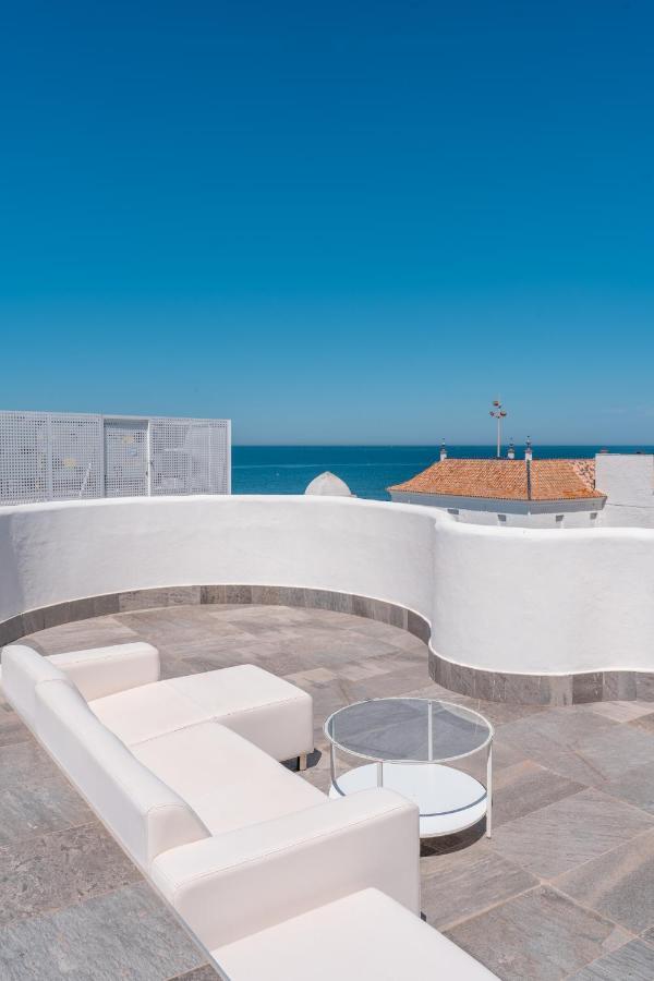 Suite con bañera de hidromasaje y cama grande