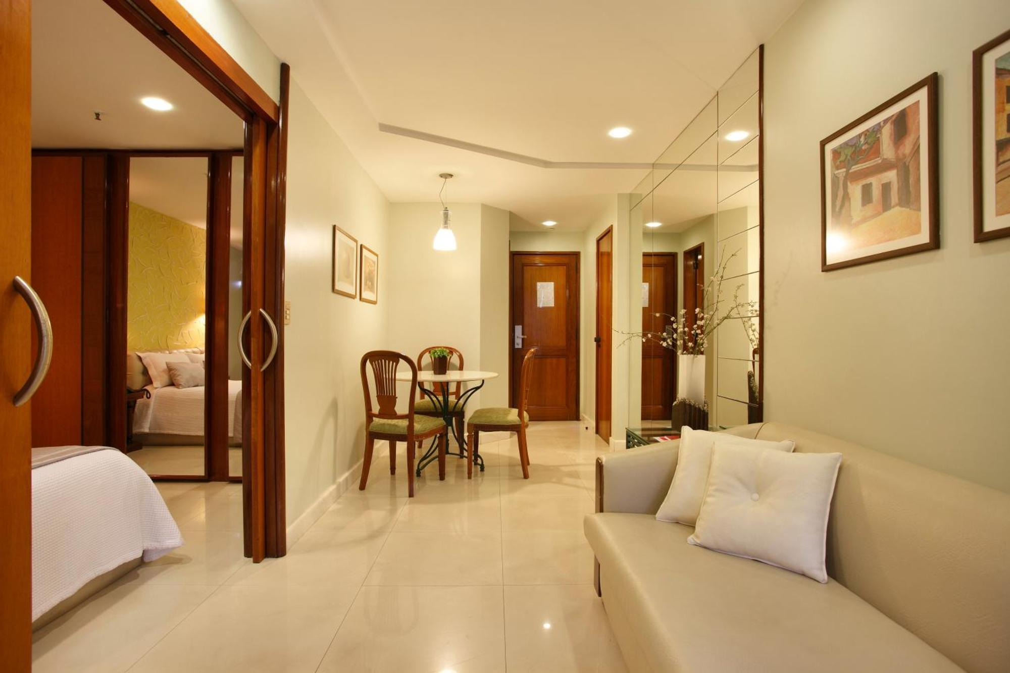 Suite con bañera de hidromasaje y cama grande