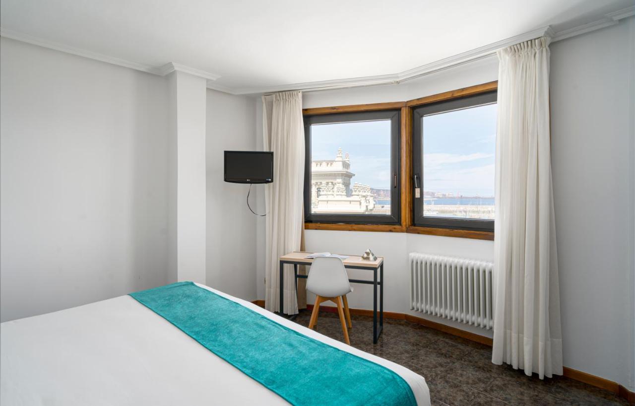 Habitación con cama extragrande y vistas al mar