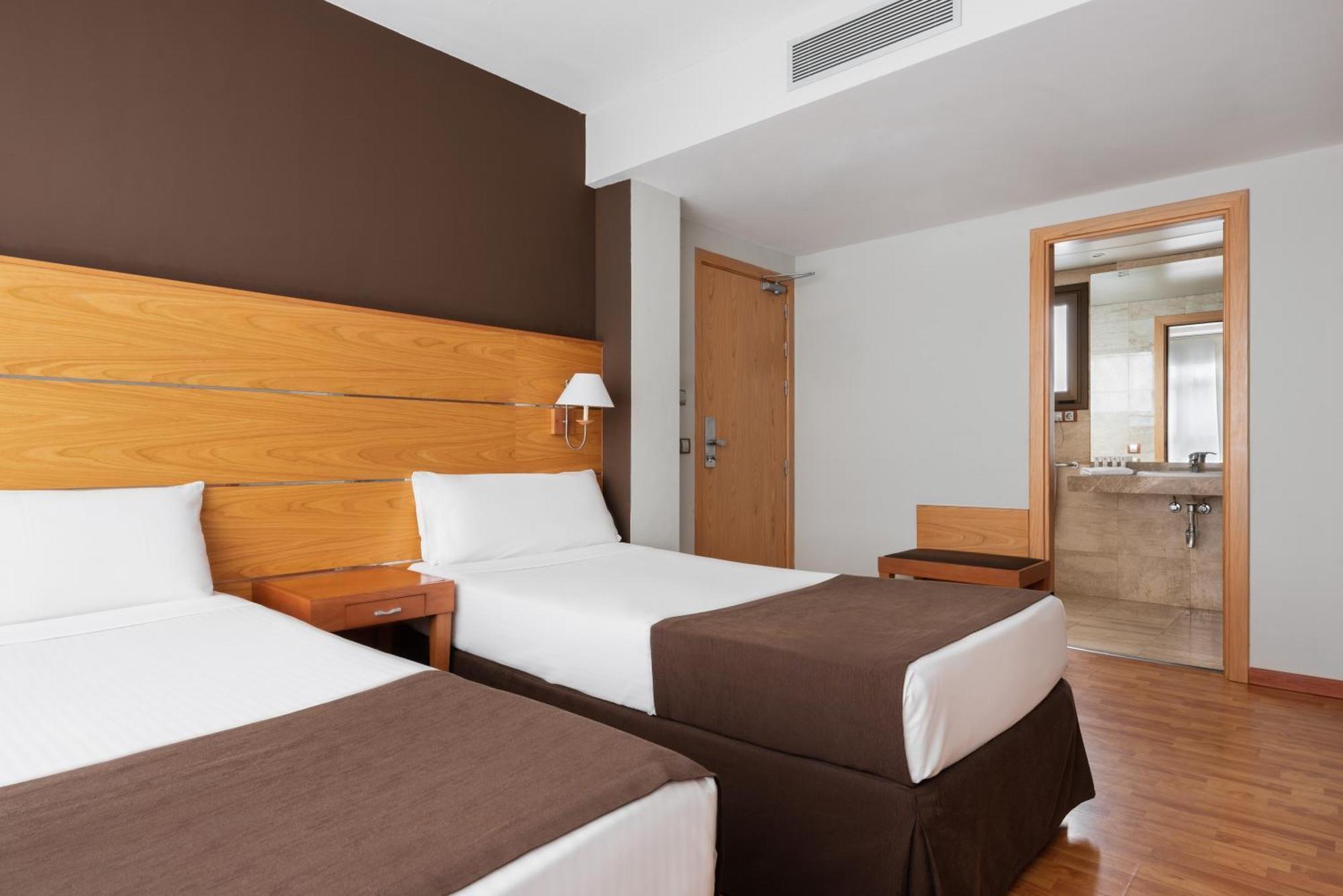 Interior Double or Twin Room,1272266140:JPEG