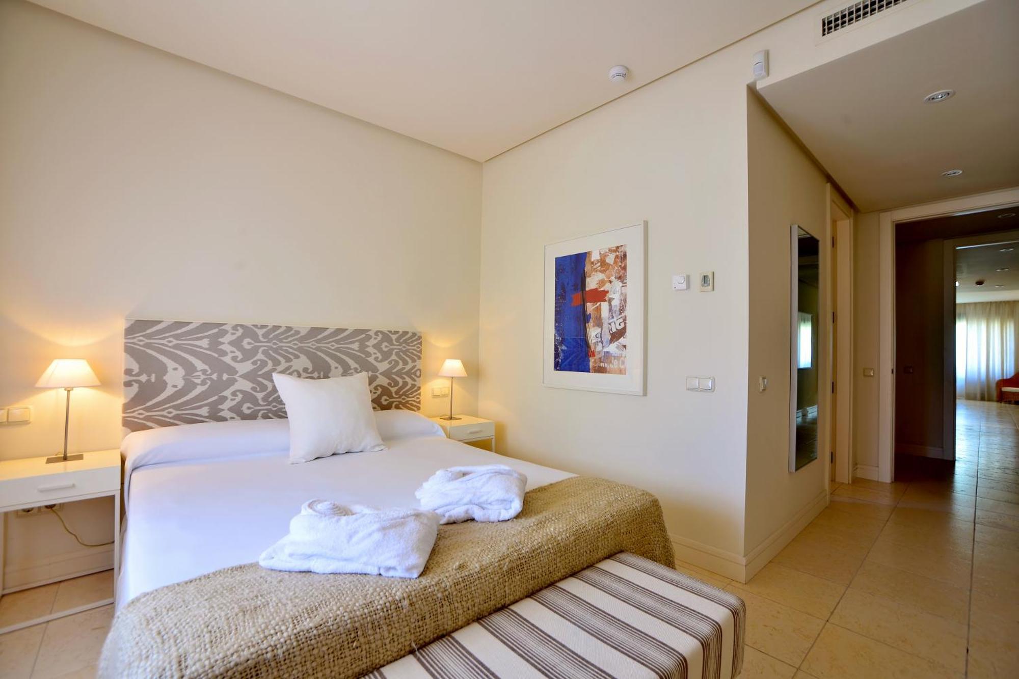 Luxury Three-Bedroom Apartment three bathrooms,1278149047:JPEG