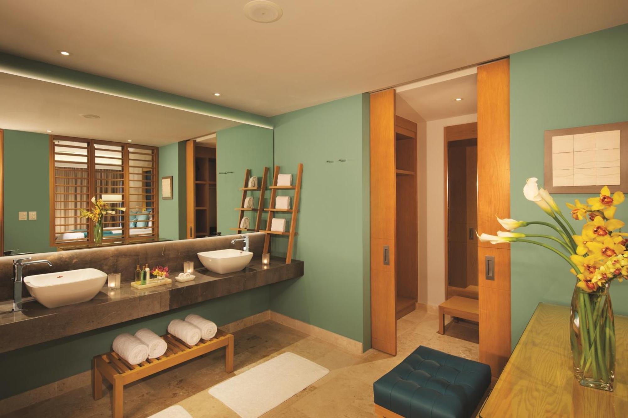 Preferred Club Family Governor Suite Ocean View - King Bed and Two Queen Beds