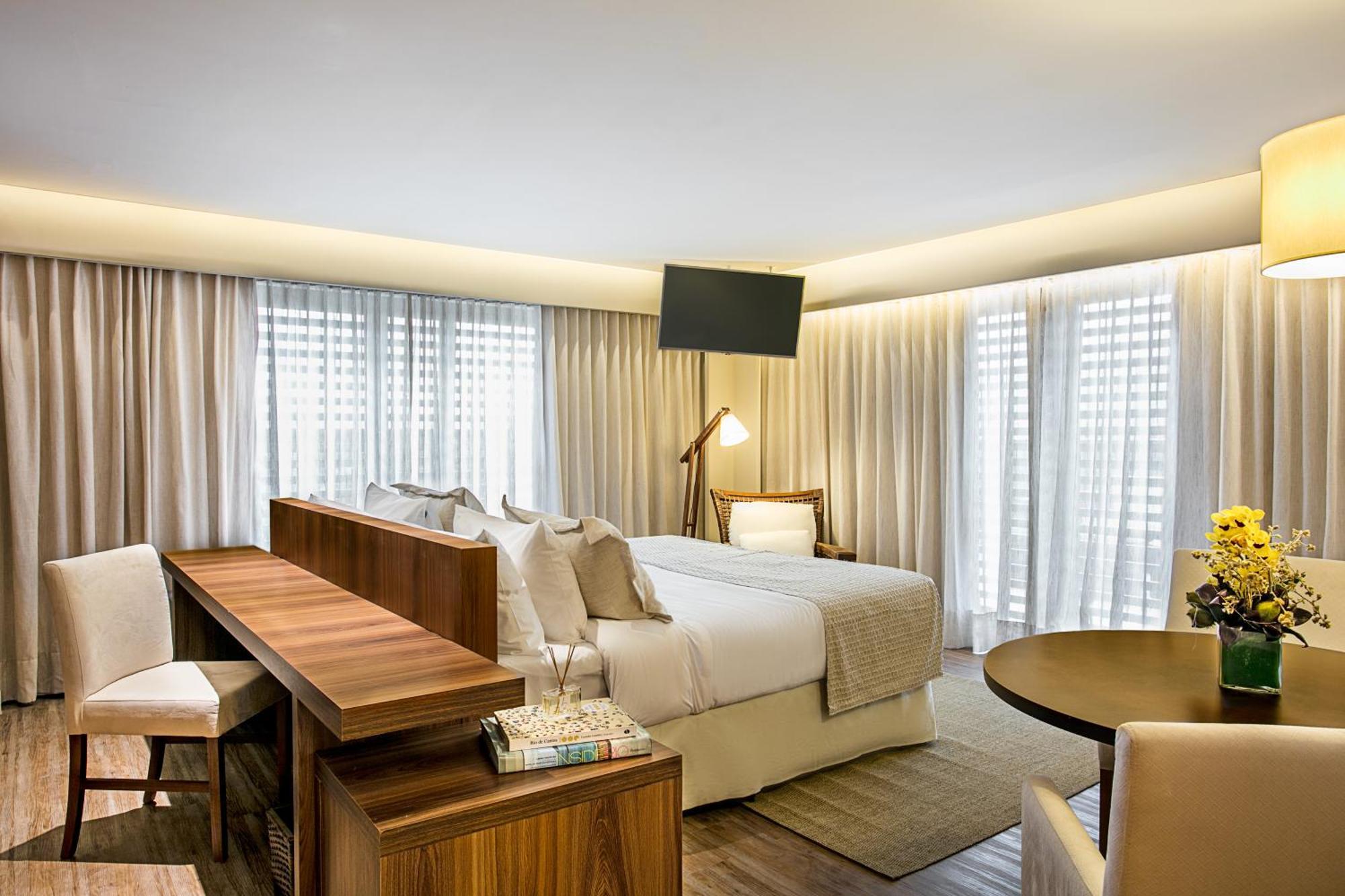 Habitación Deluxe con cama extragrande, bañera de hidromasaje y balcón