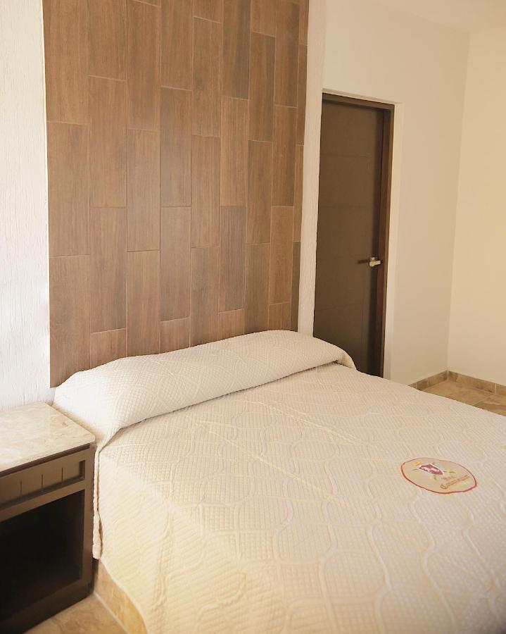 Habitación con cama grande