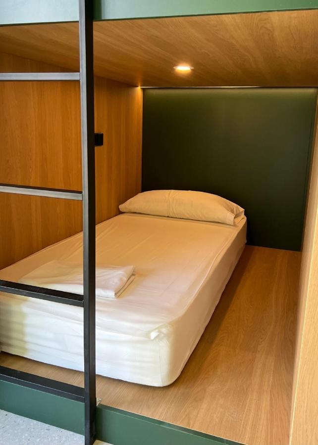 Cama en habitación compartida mixta de 10 camas con lavamanos