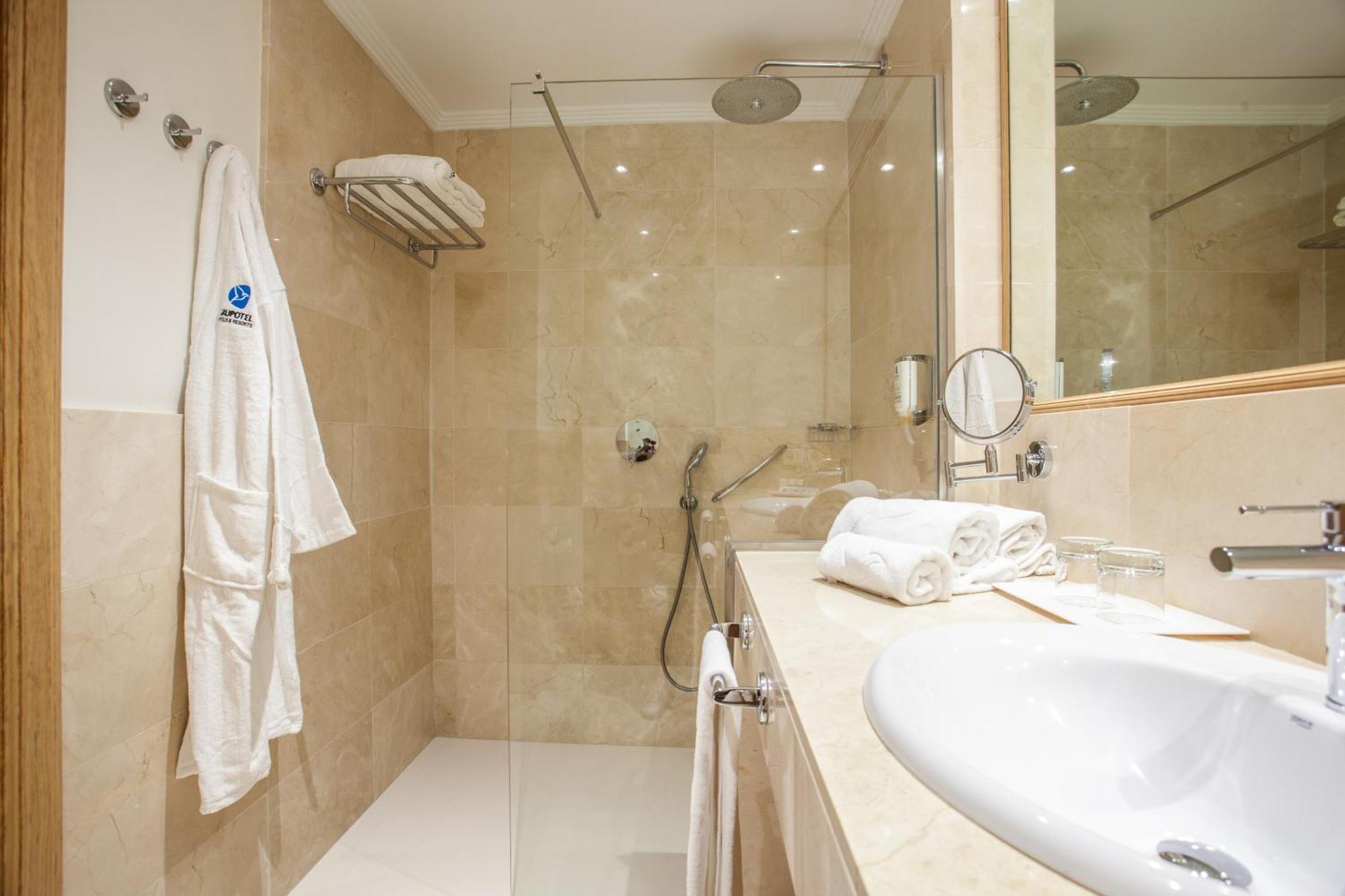 Suite con vistas a la piscina (1 adulto)