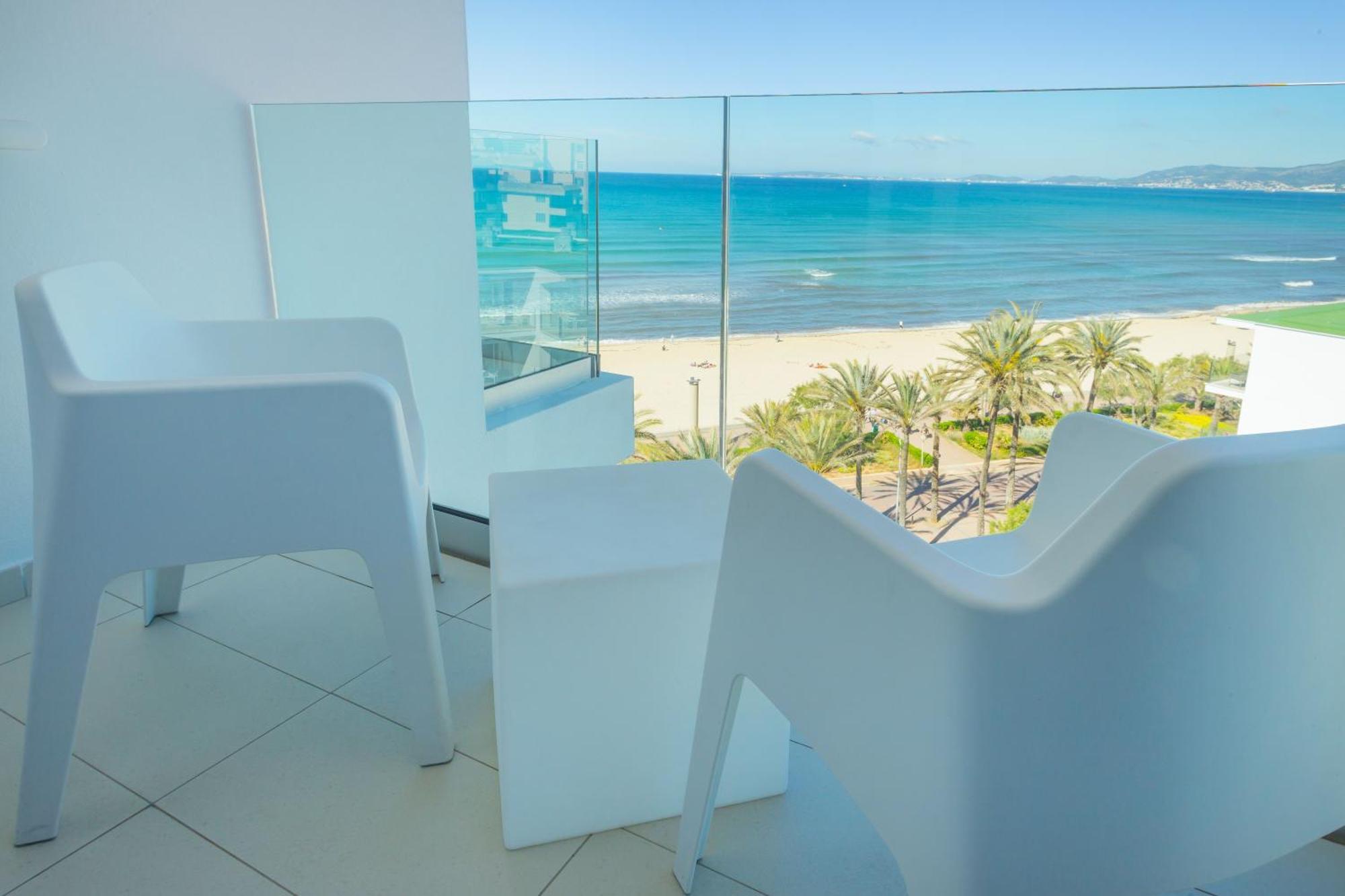 Habitación Doble Premium con vistas laterales al mar y balcón - 2 camas