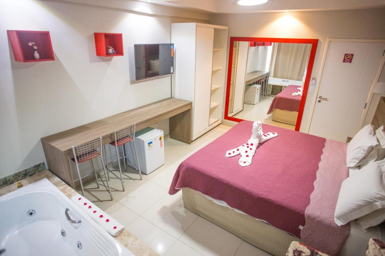 Habitación con cama extragrande y bañera de hidromasaje