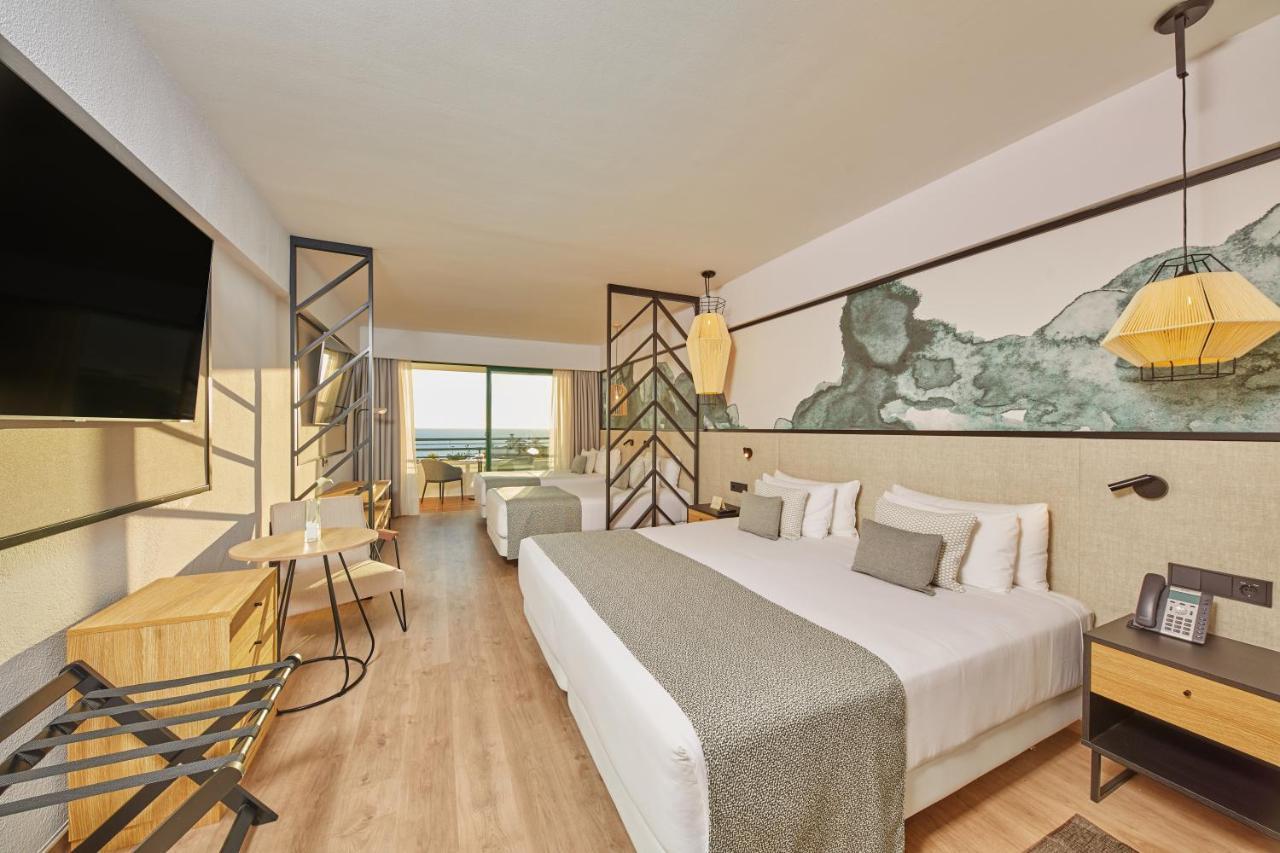 Habitación Familiar con vistas parciales al océano