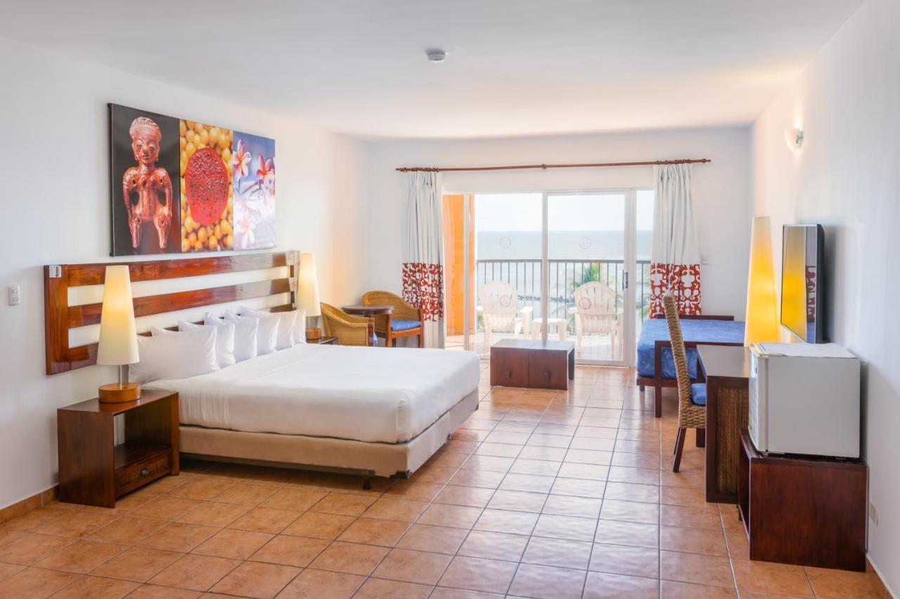 Habitación con cama grande y vistas al mar