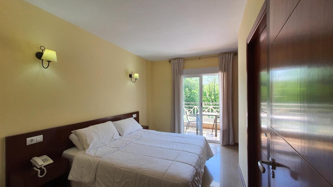 Habitación Triple con vistas a la piscina