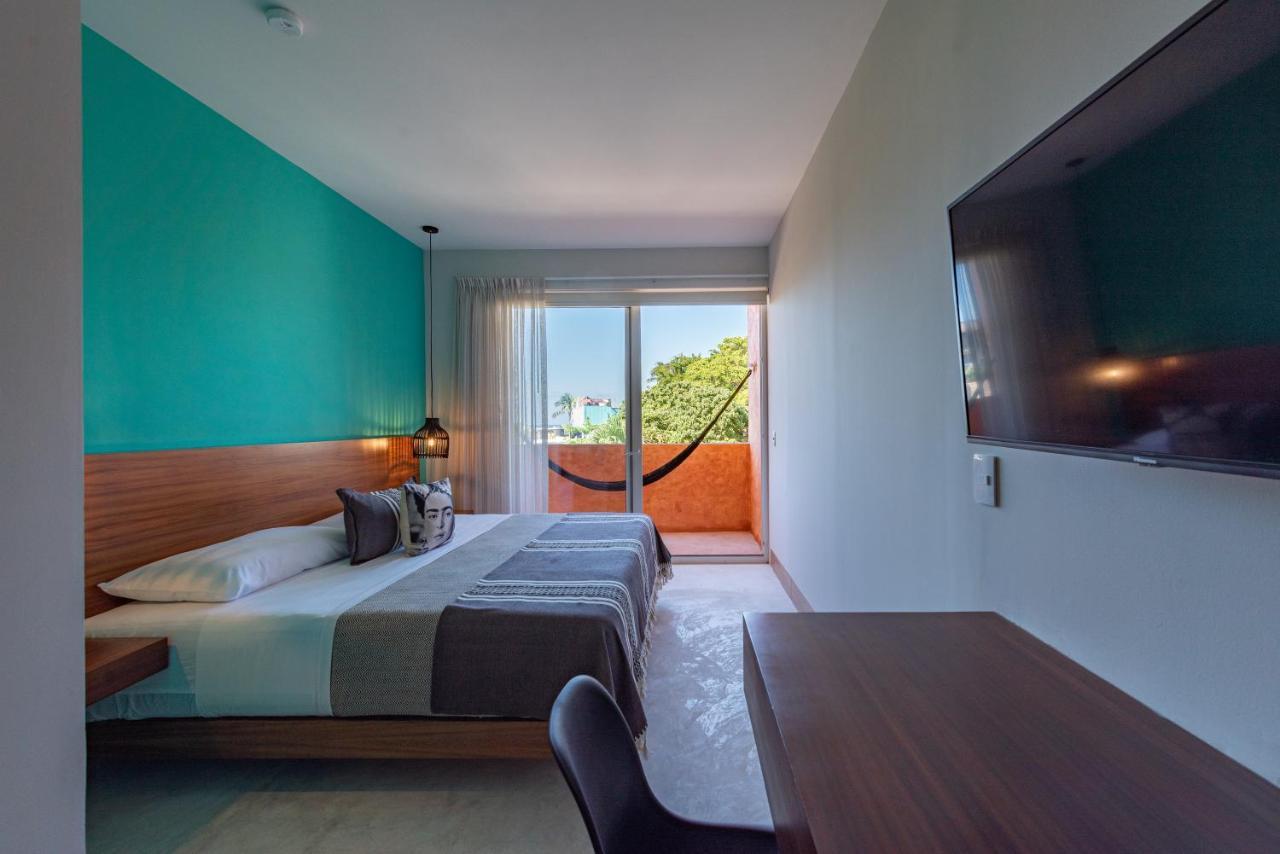 Habitación con cama grande y balcón