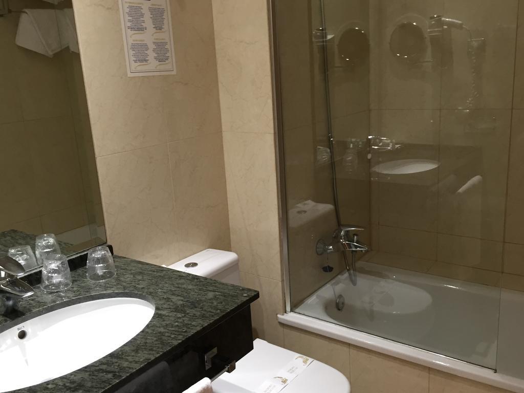 Habitación Doble con cama supletoria y vistas a la piscina