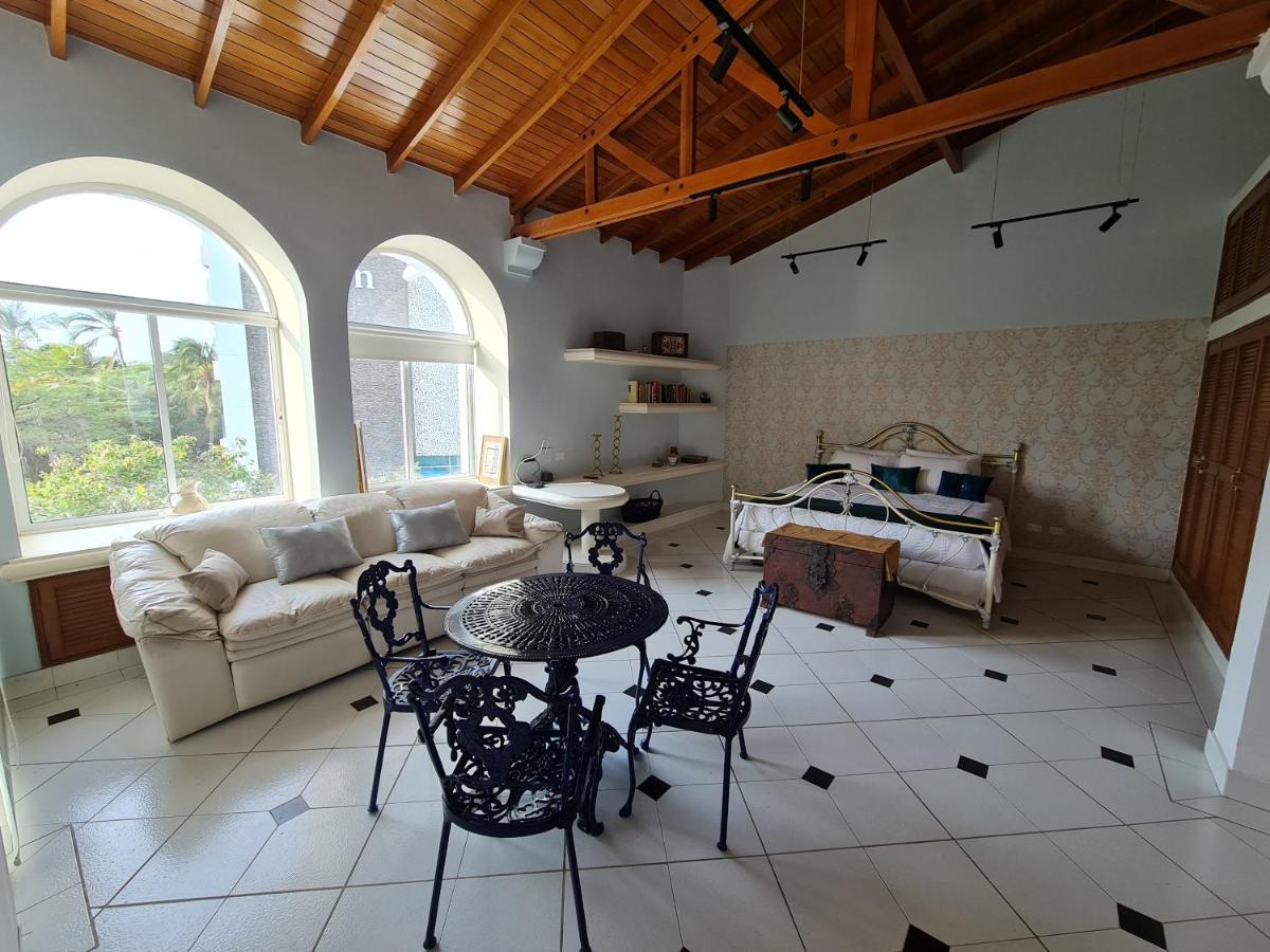 Habitación con cama grande