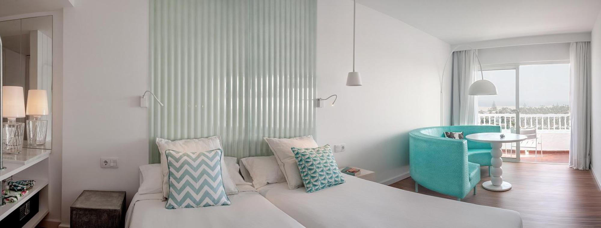Habitación Superior con balcón y vistas parciales al mar