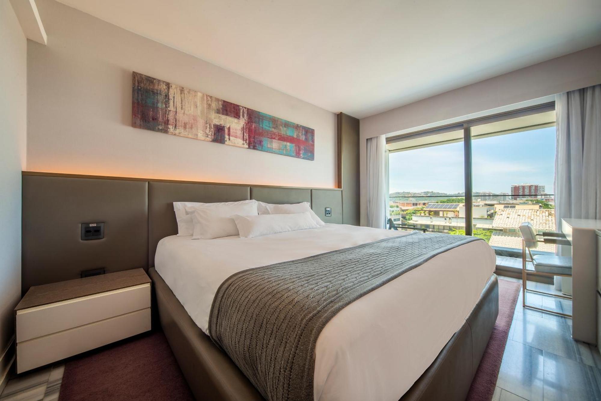 Habitación con cama extragrande y vistas a la montaña