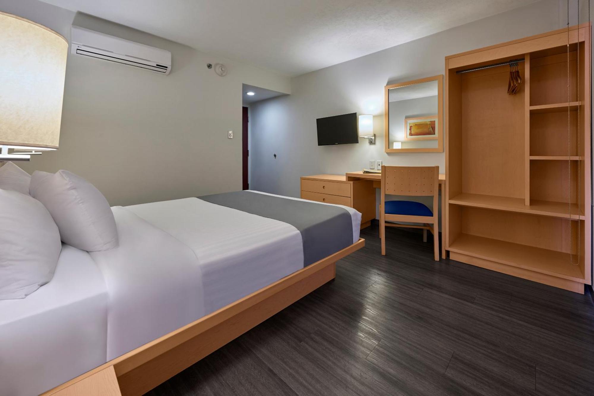 Habitación con cama grande