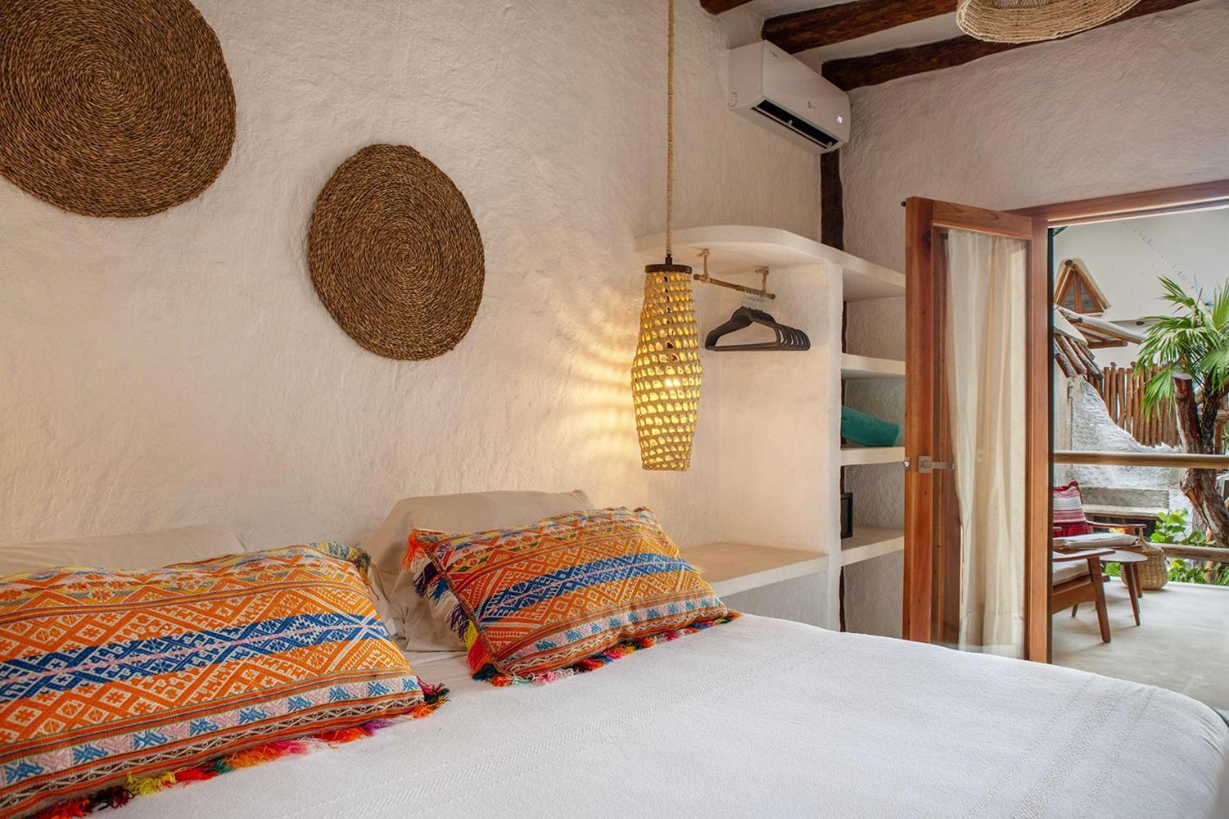 Habitación con cama extragrande y balcón