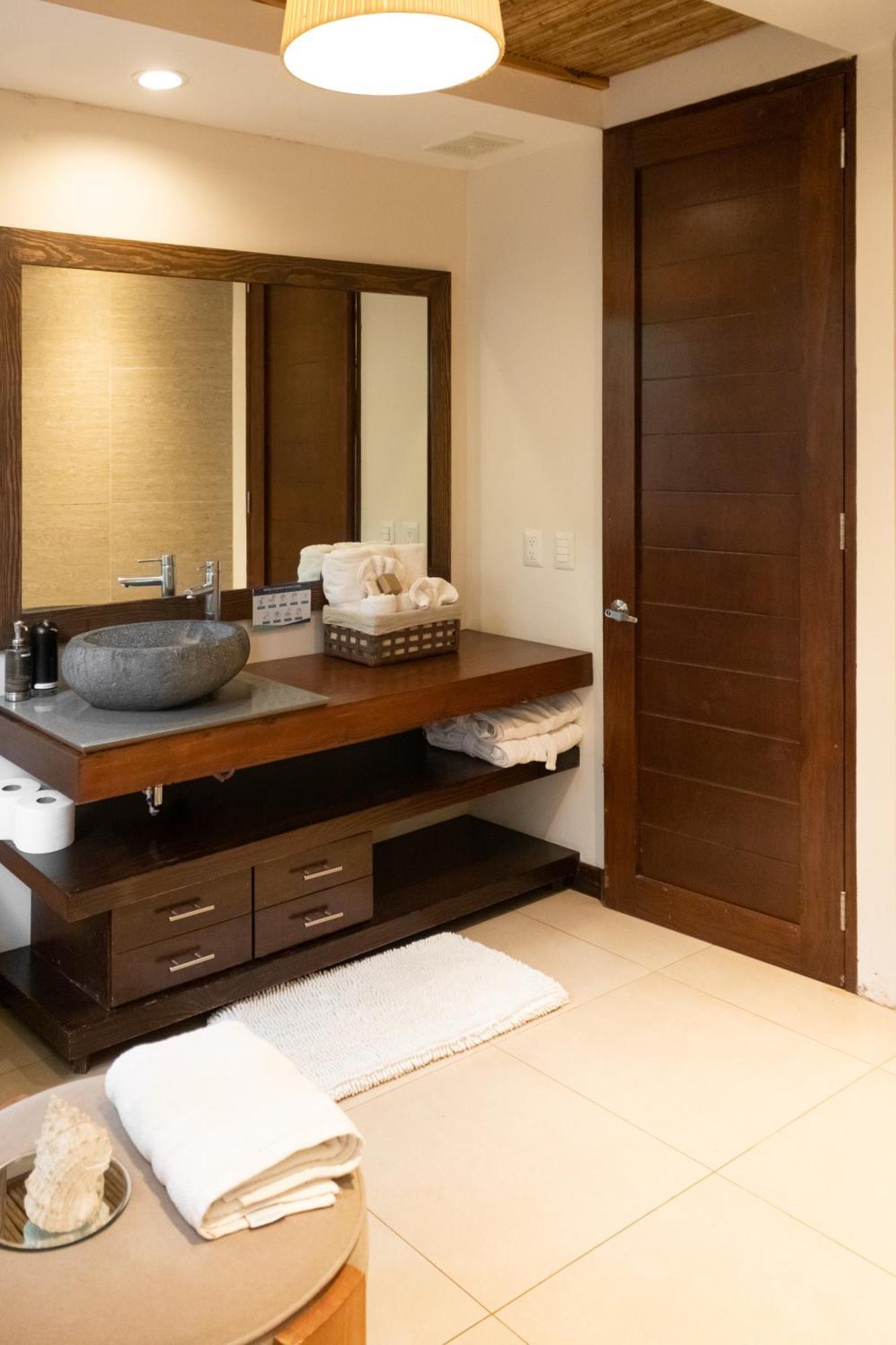 Deluxe Double Room with Side Sea View,1528076494:JPEG