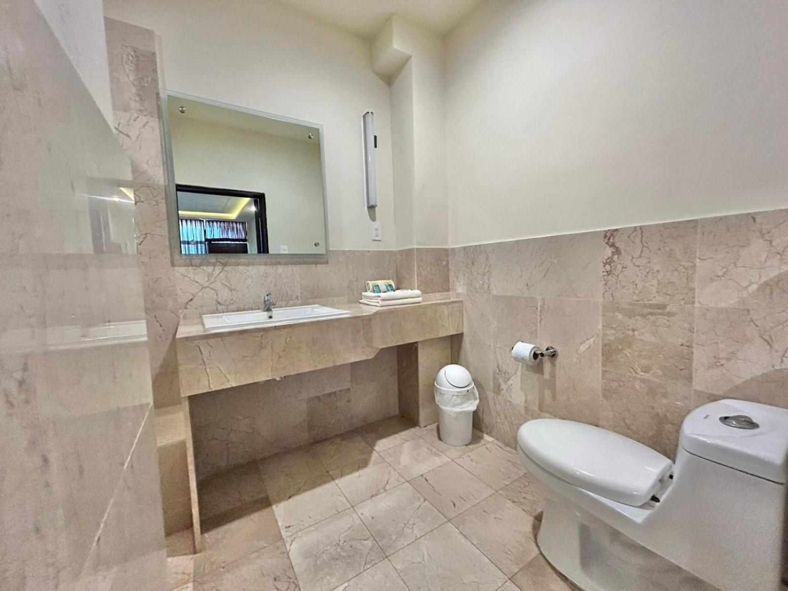 Habitación con cama grande