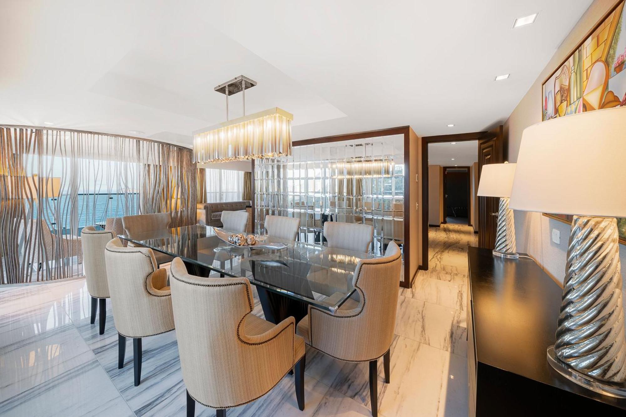 Suite Presidencial con cama extragrande y acceso al salón Club - Frente al mar