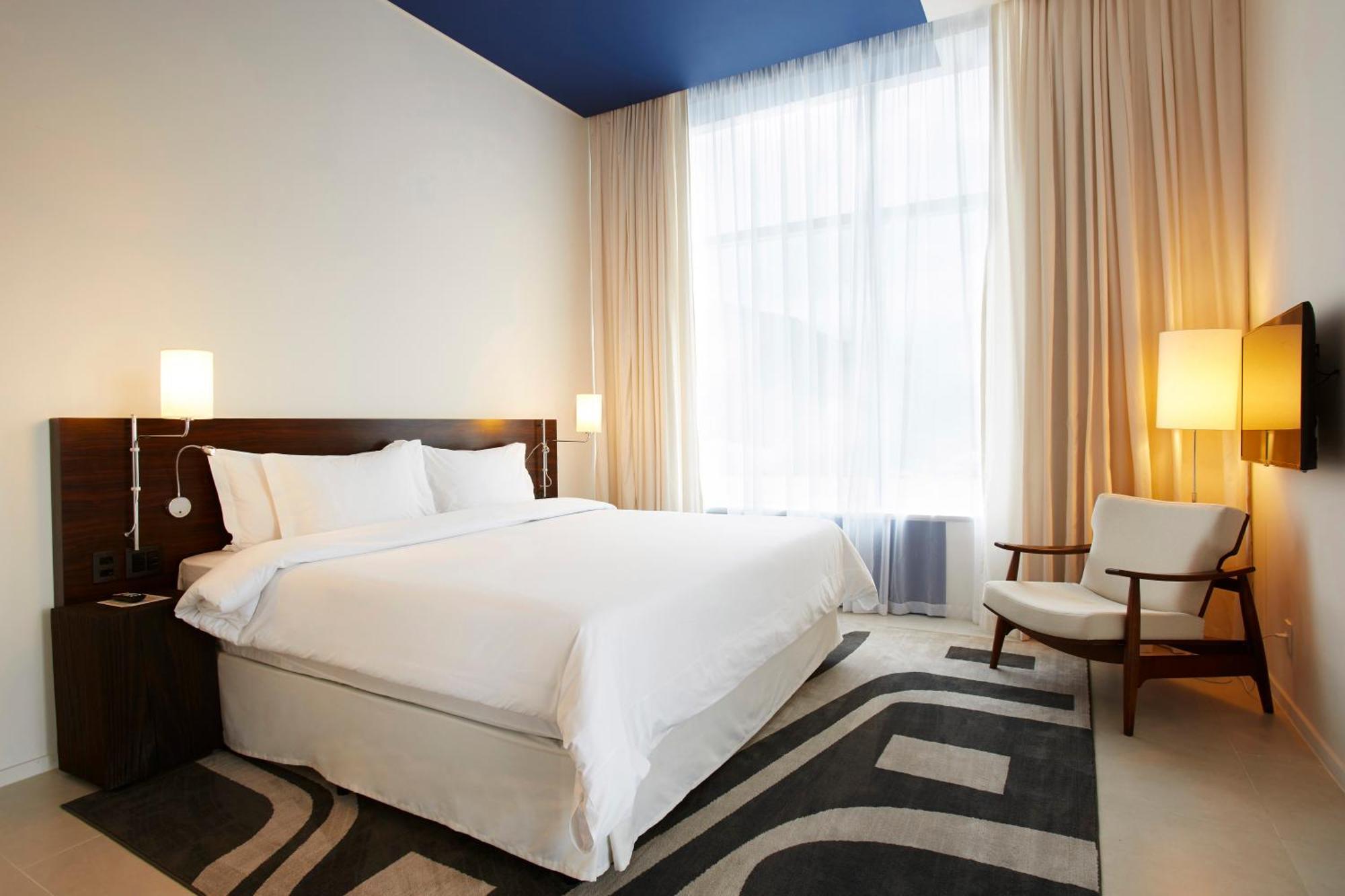 Suite con cama grande y balcón