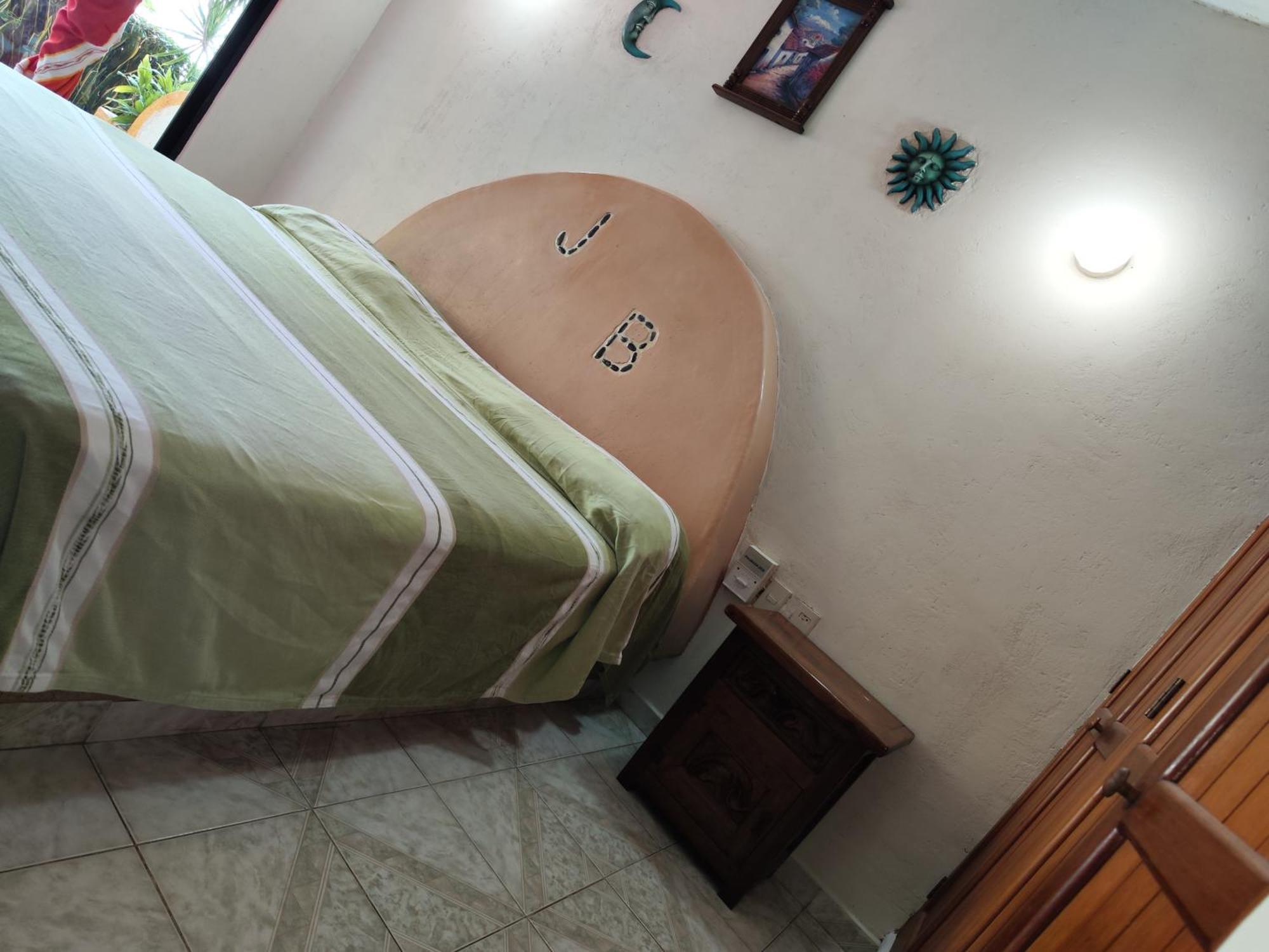 Habitación con cama extragrande.