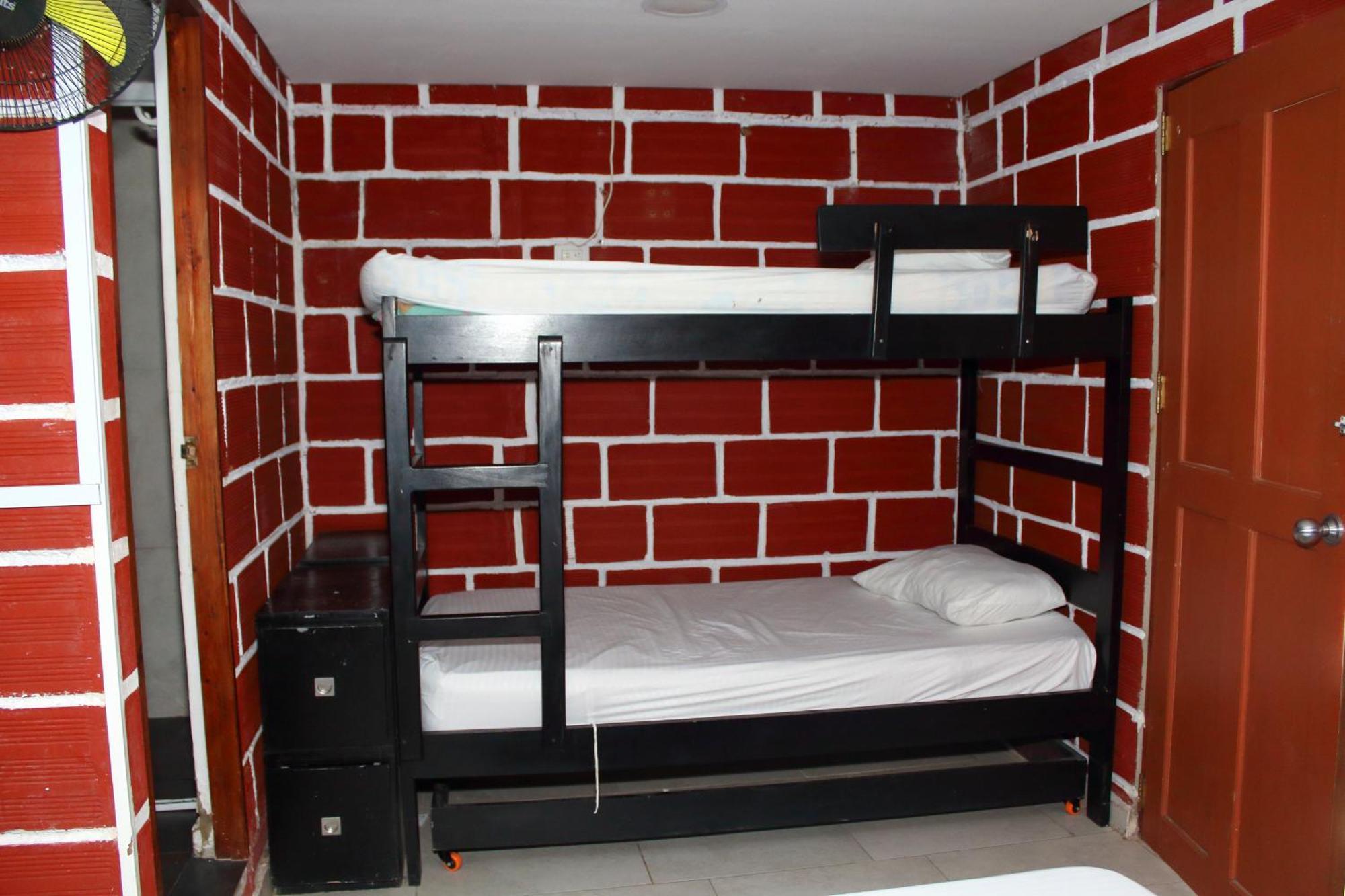 Cama individual en habitación compartida mixta