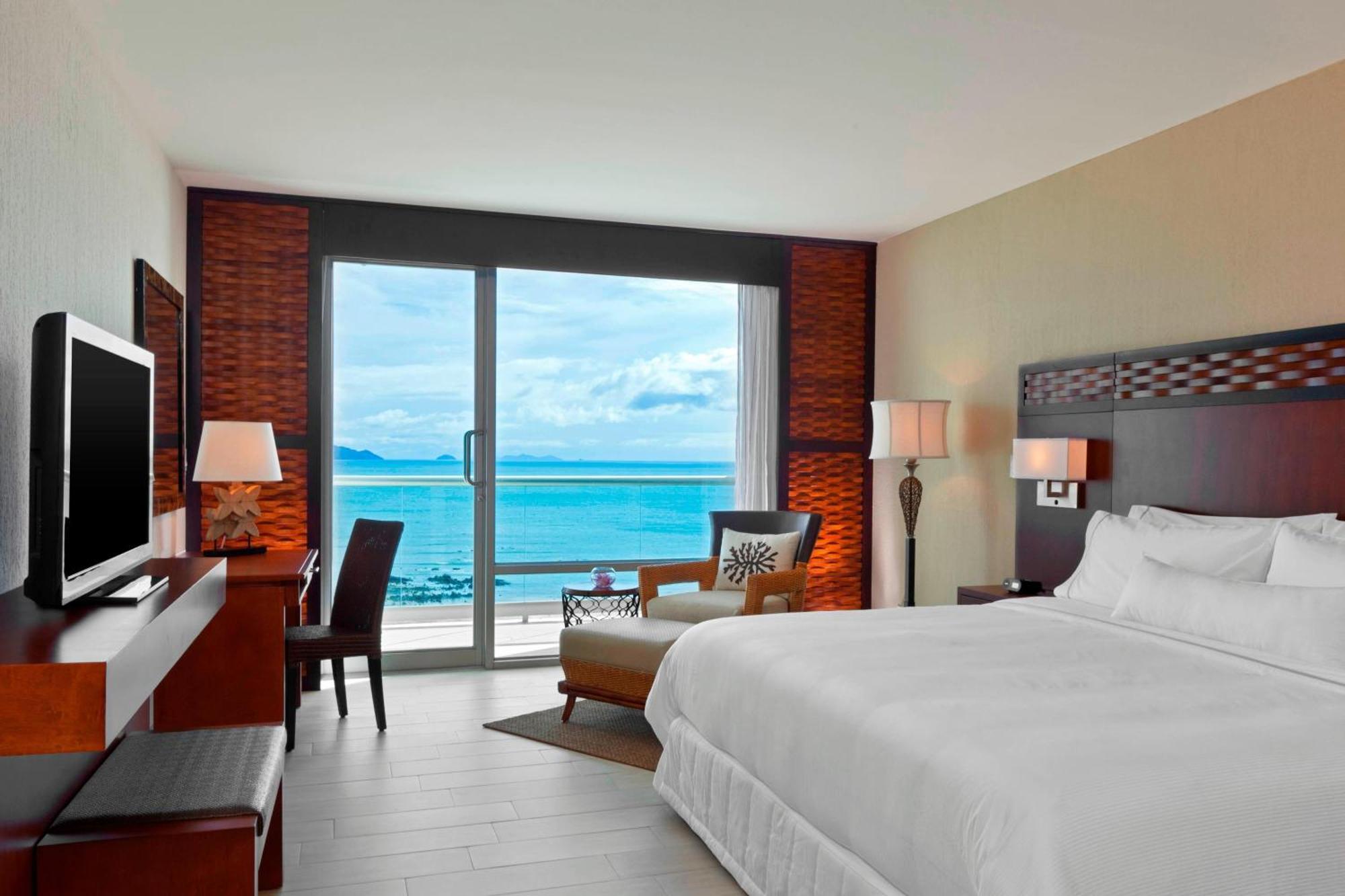 Deluxe Guest room 1 King Ocean view Balcony