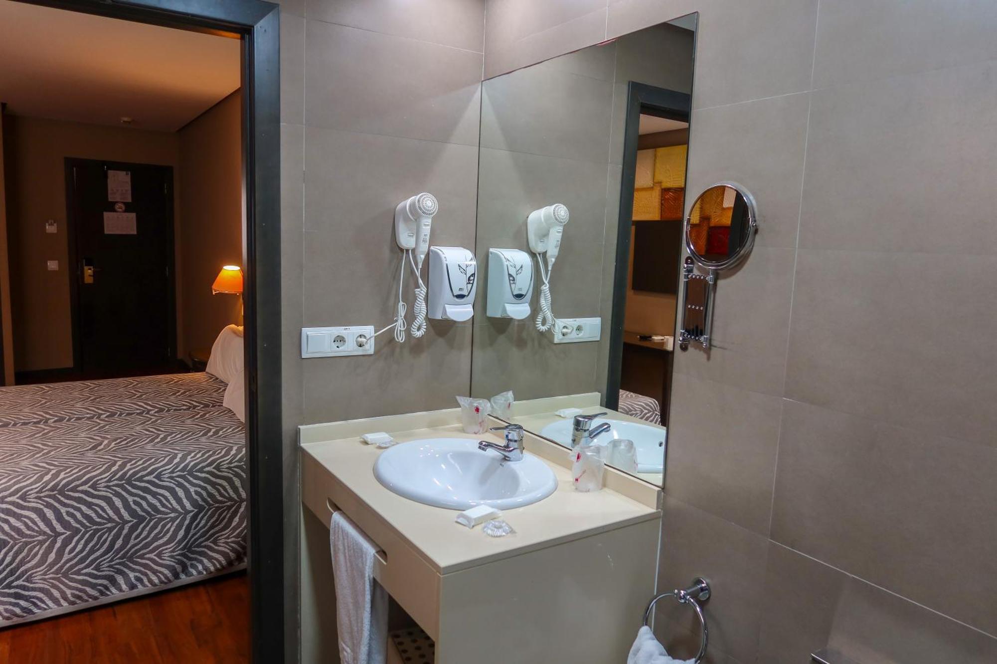 Twin Room,1685068549:JPEG