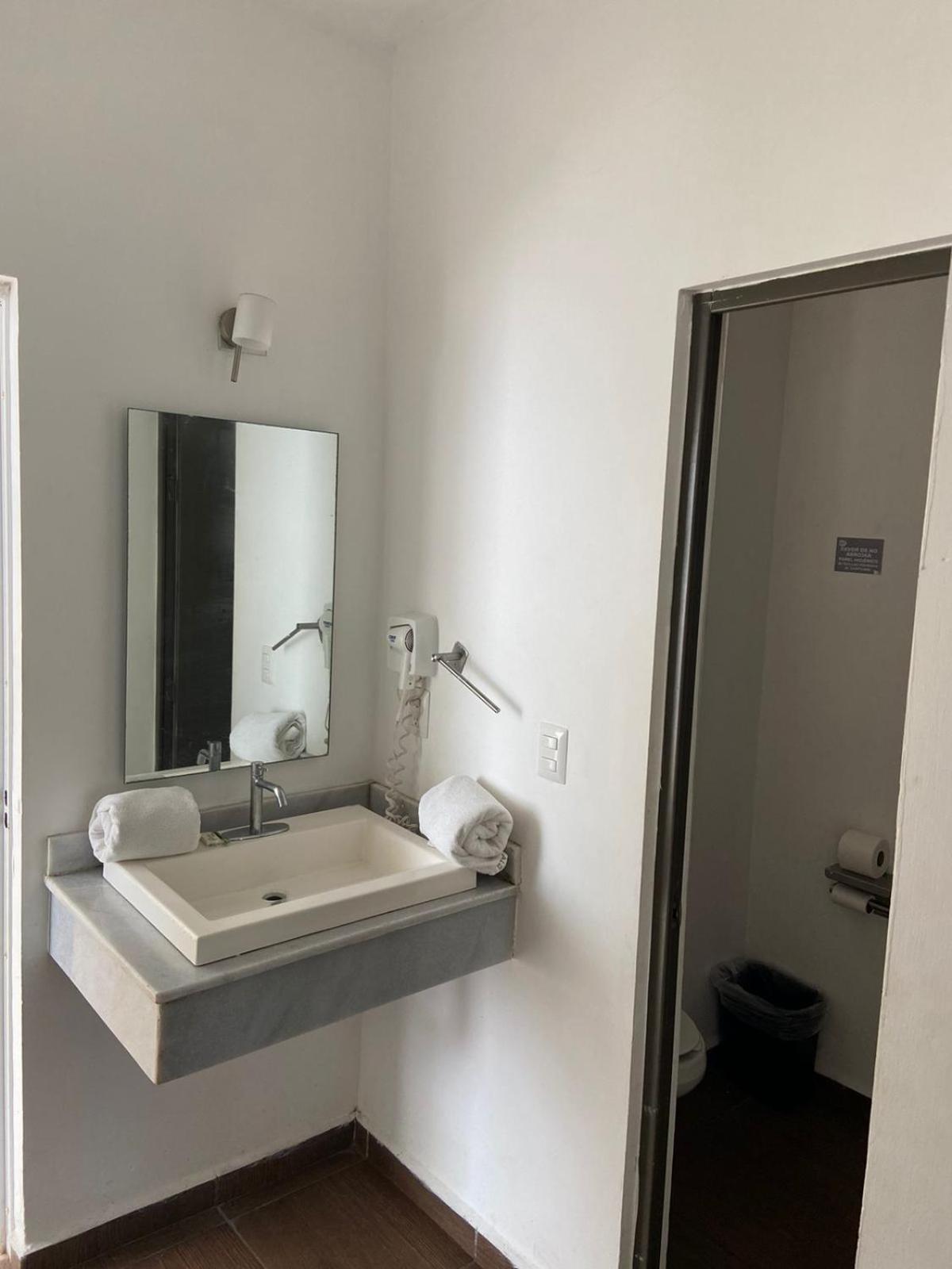 Habitación con cama grande