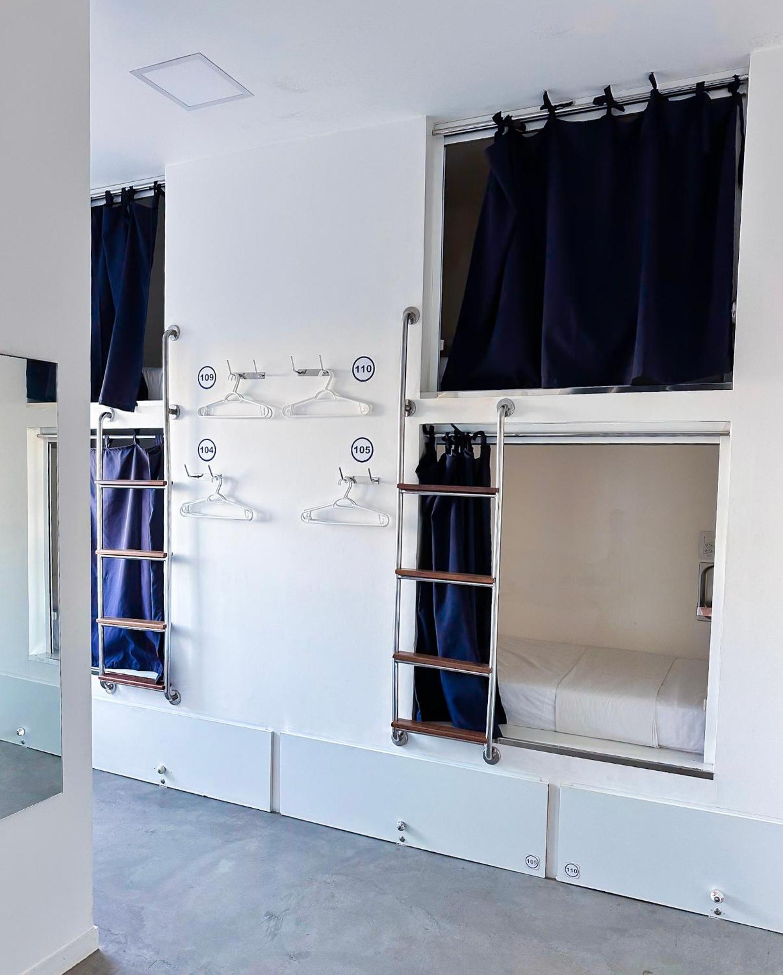 Cama en habitación compartida femenina de 10 camas