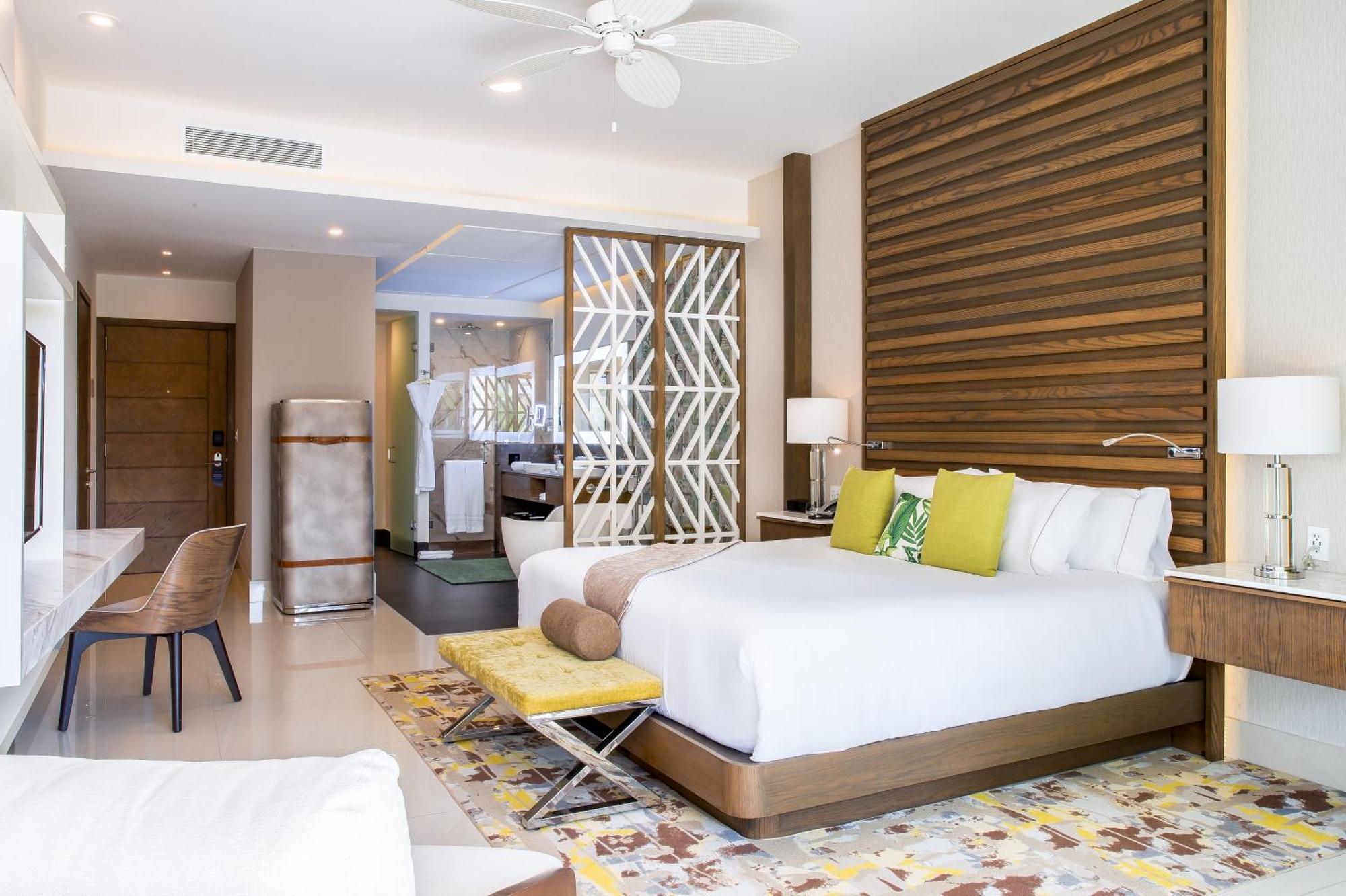 Junior Suite Swim-Up 1 King Bed,1601752508:JPEG