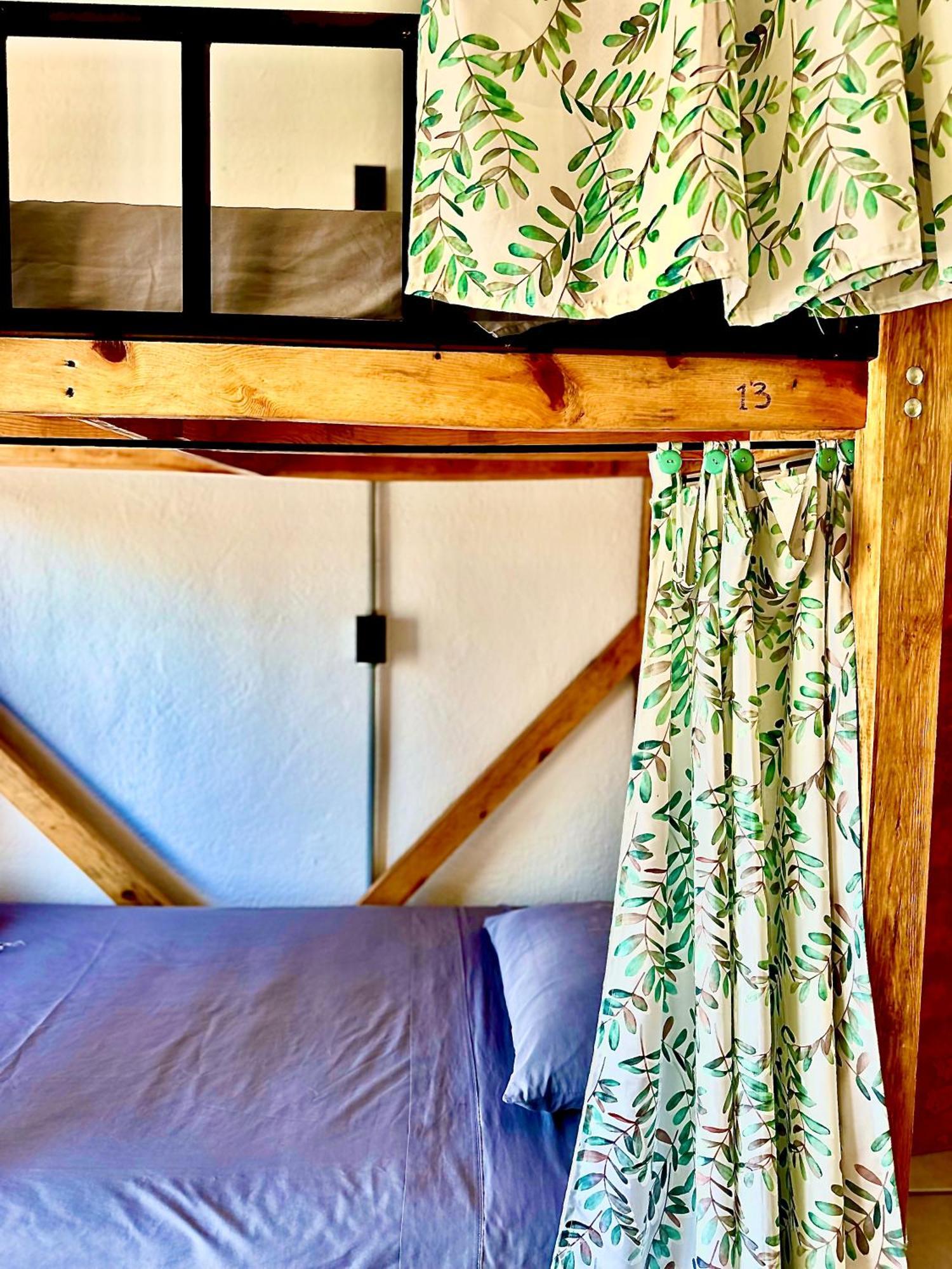 Cama en habitación femenina compartida de 4 camas