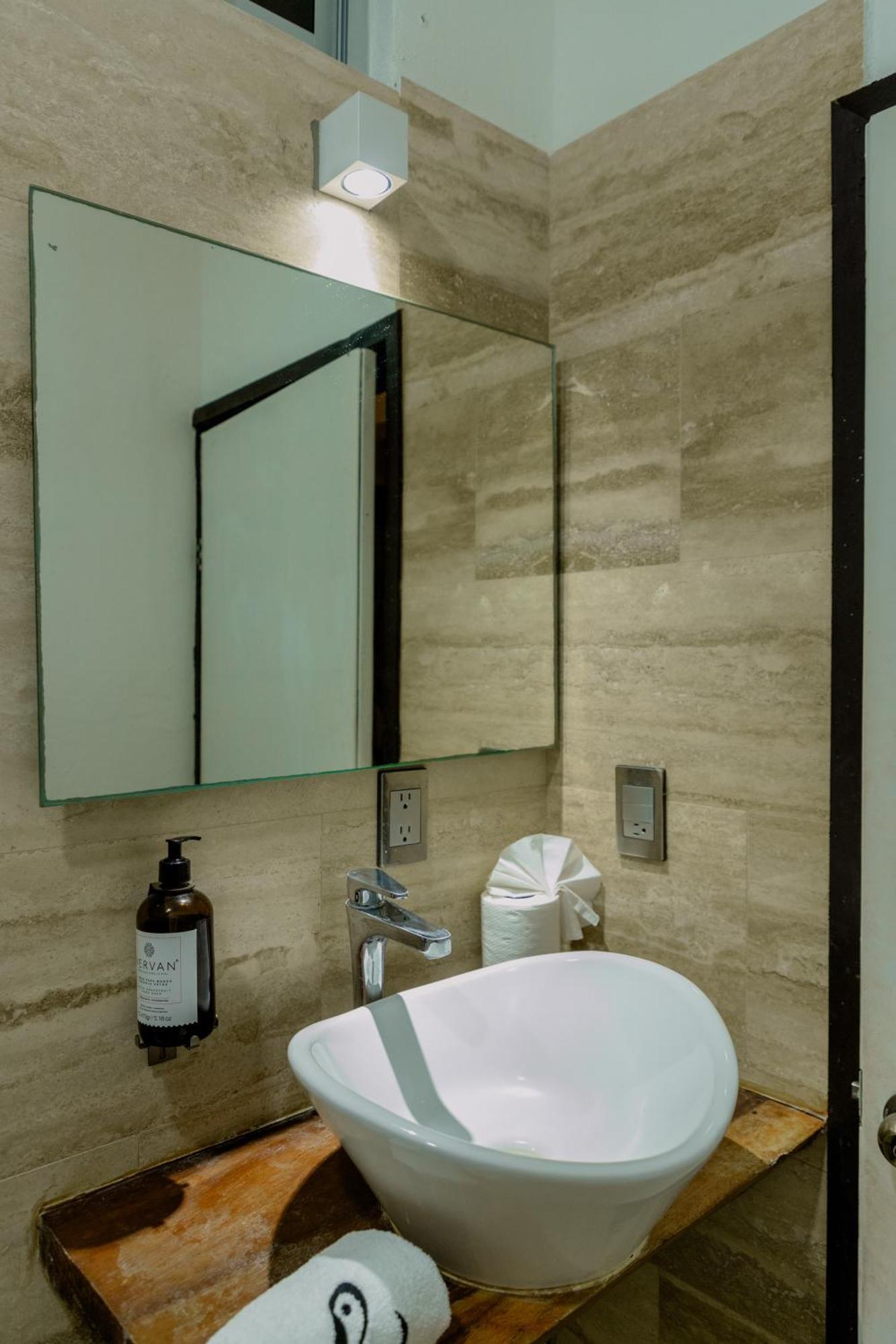 Habitación con cama extragrande y bañera de hidromasaje