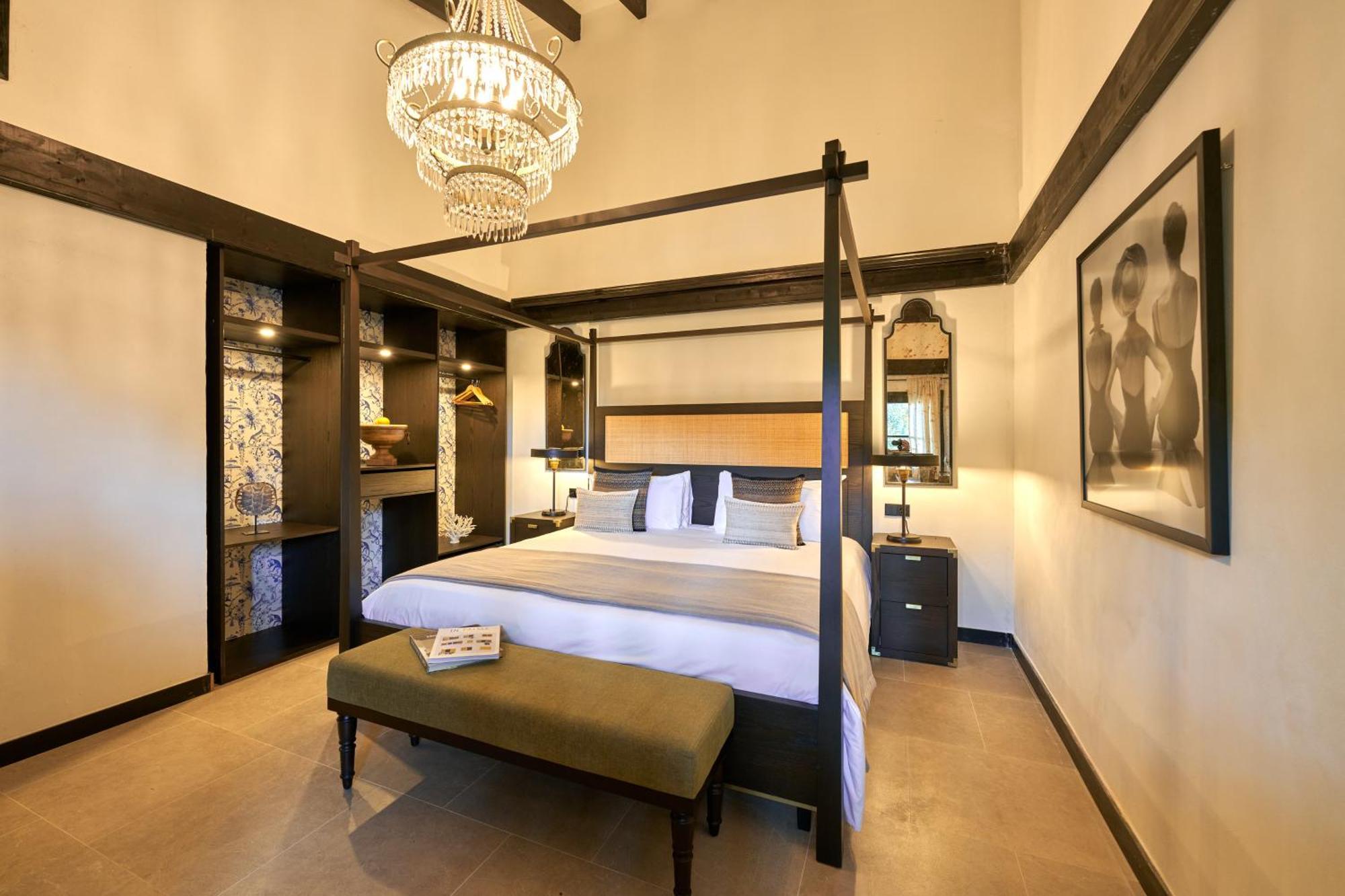 Habitación con cama extragrande y vistas a la piscina