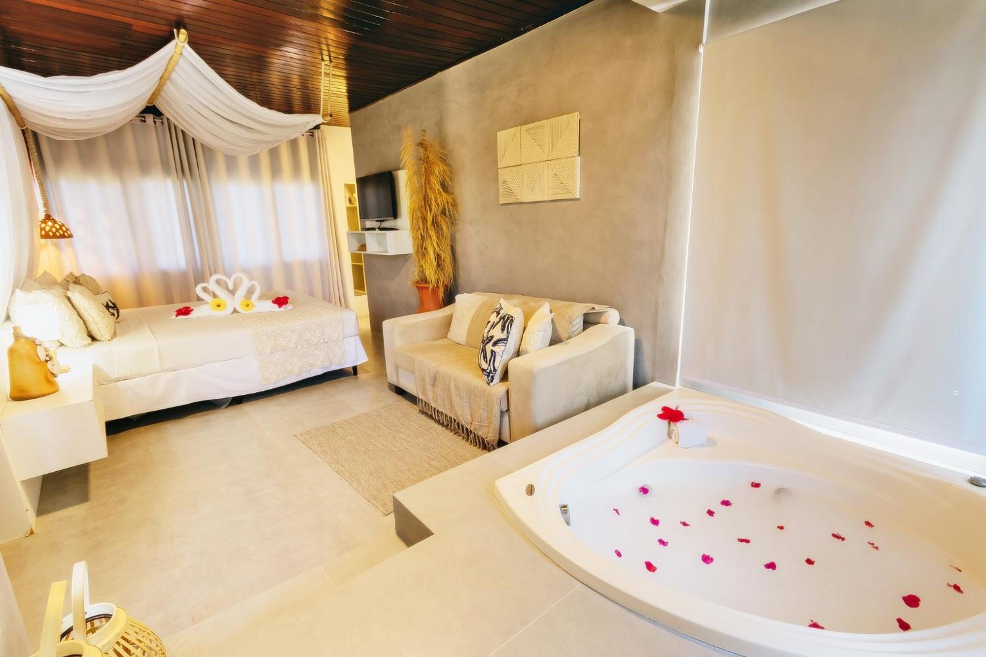 Suite con bañera de hidromasaje y cama grande