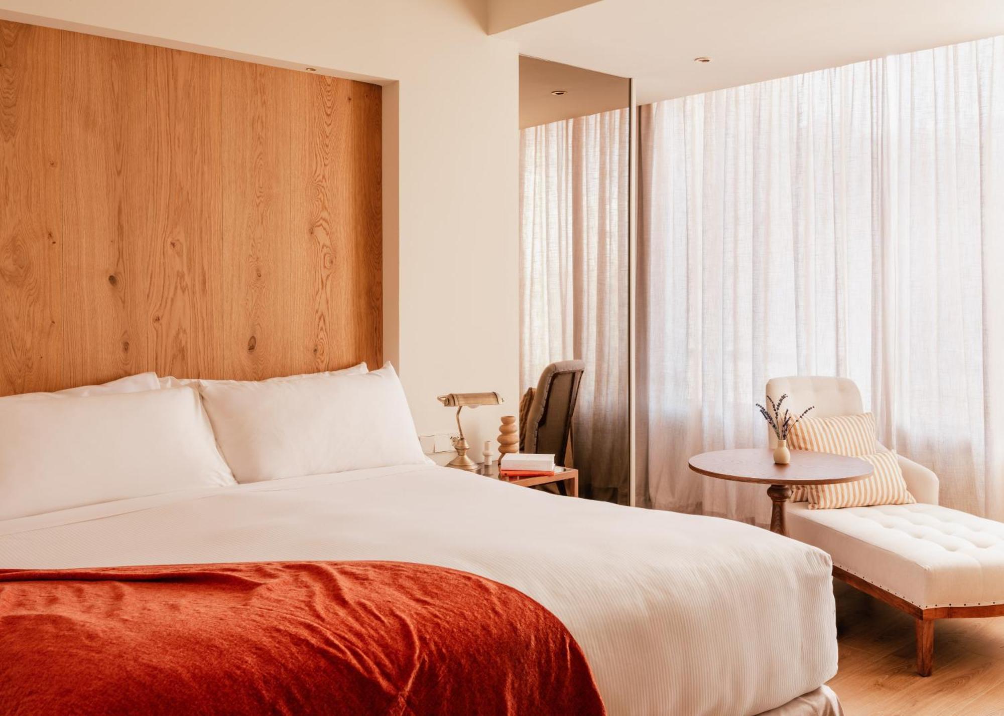 Deluxe Room,1665397447:JPEG