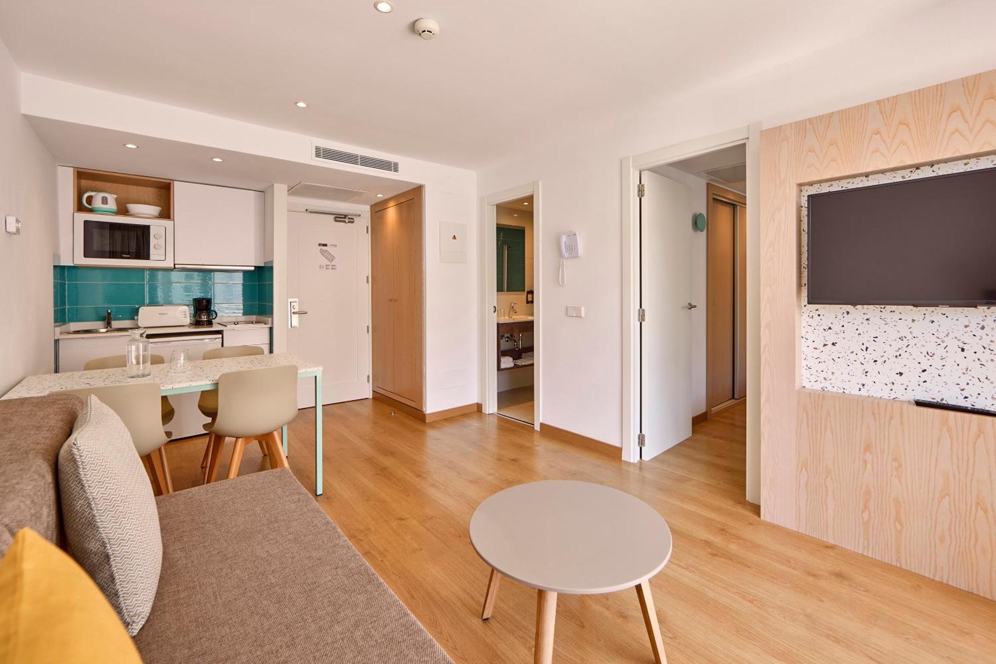 One-Bedroom Apartment Balcony,1672561576:JPEG