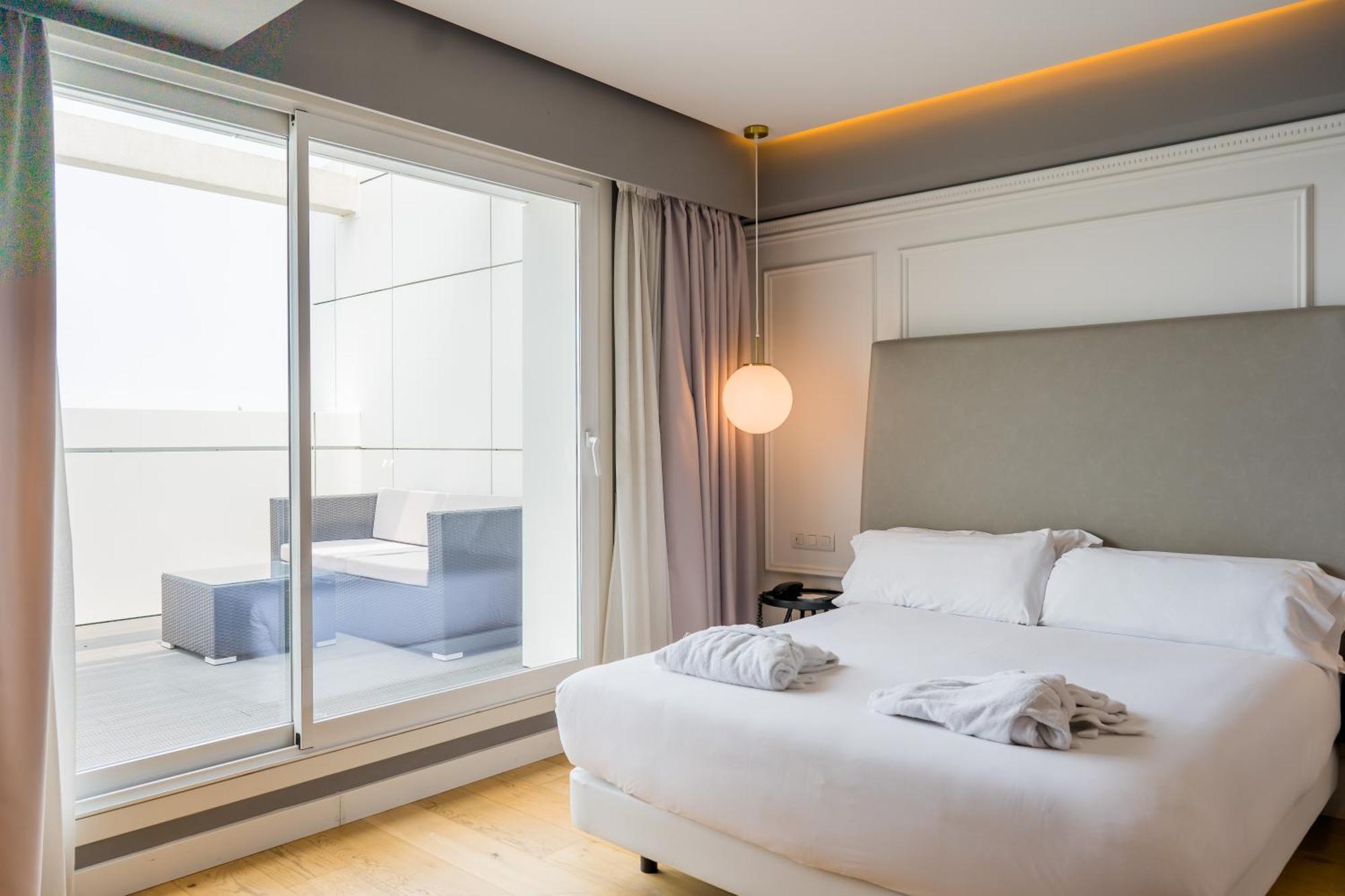 Habitación Doble Deluxe con balcón y vistas al mar