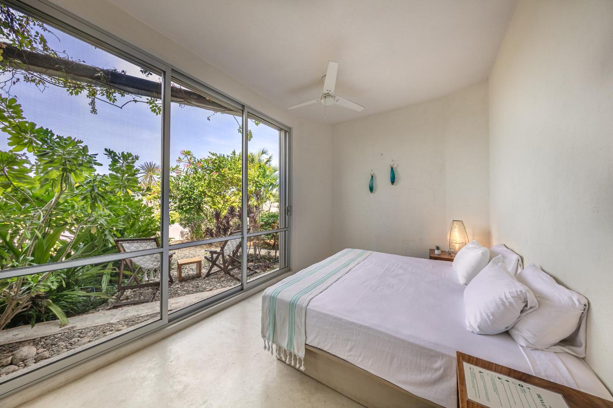 Habitación con cama extragrande y vistas al jardín