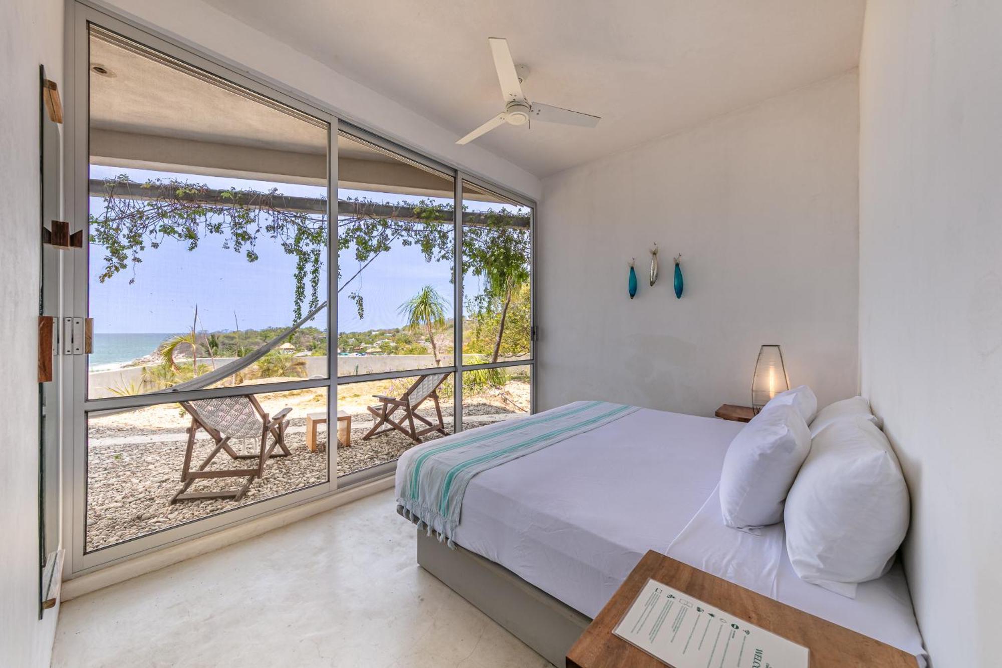 Habitación con cama extragrande y vistas al jardín