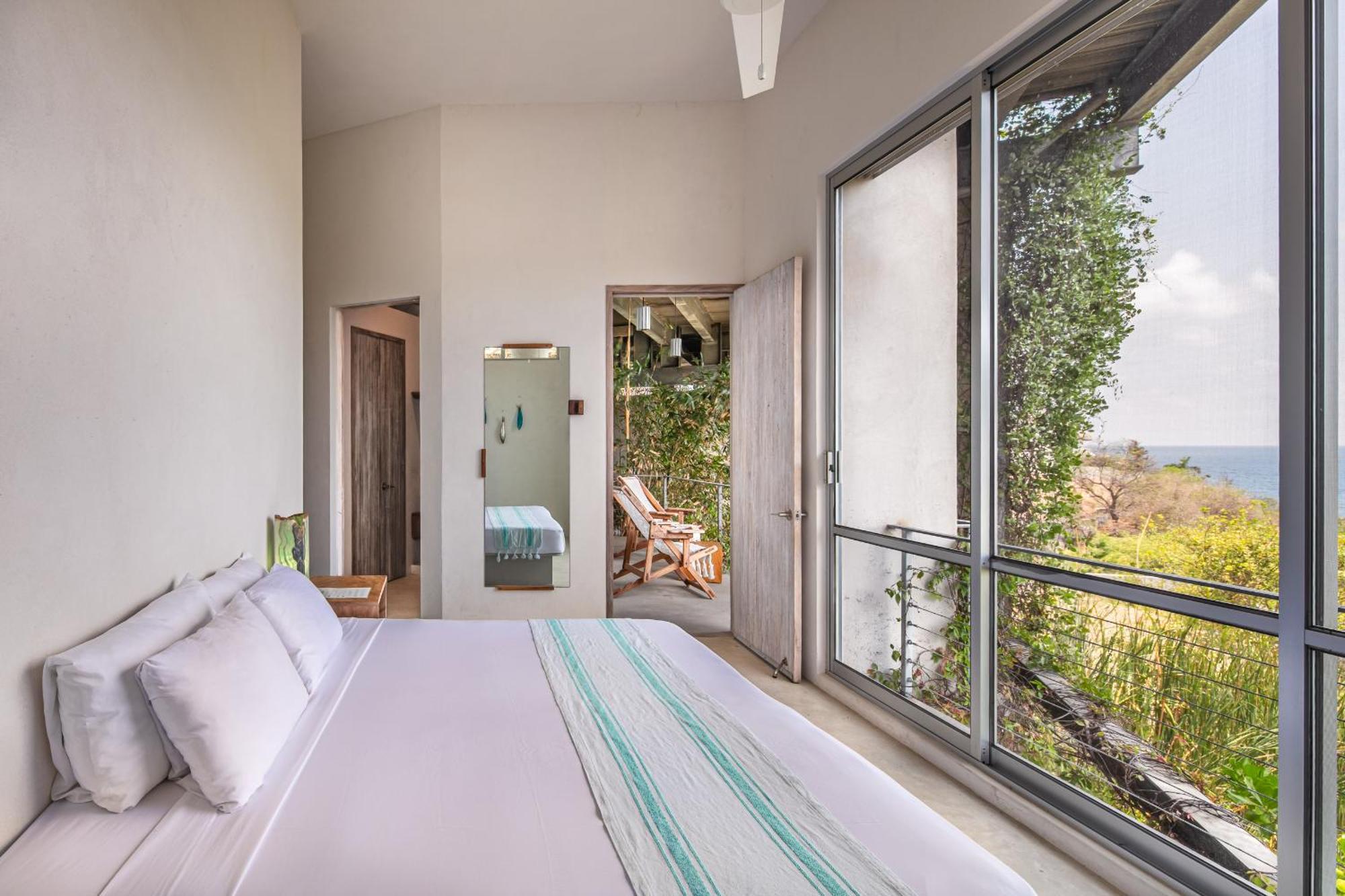 Habitación con cama extragrande y vistas al mar