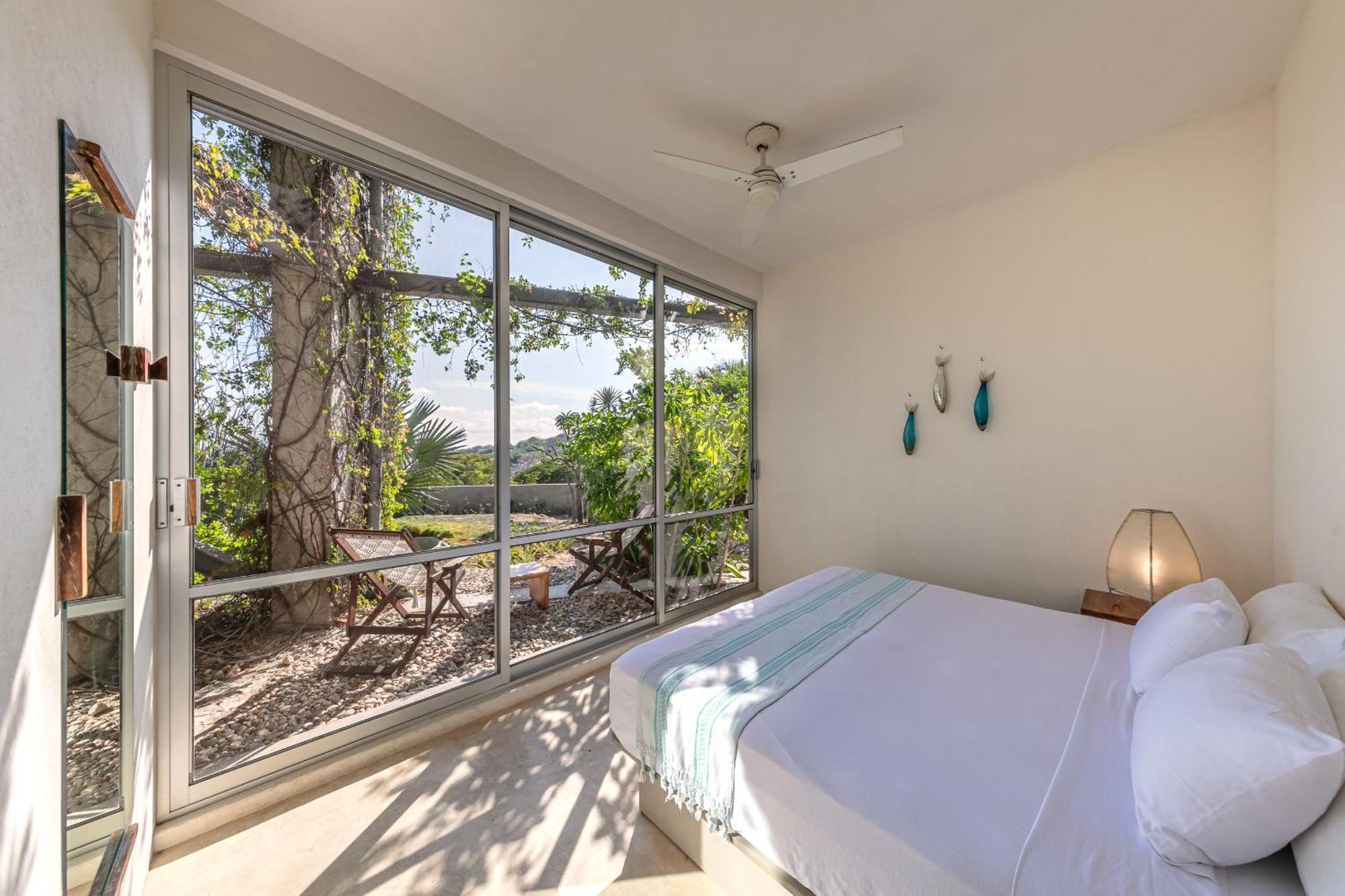 Habitación con cama extragrande y vistas al jardín