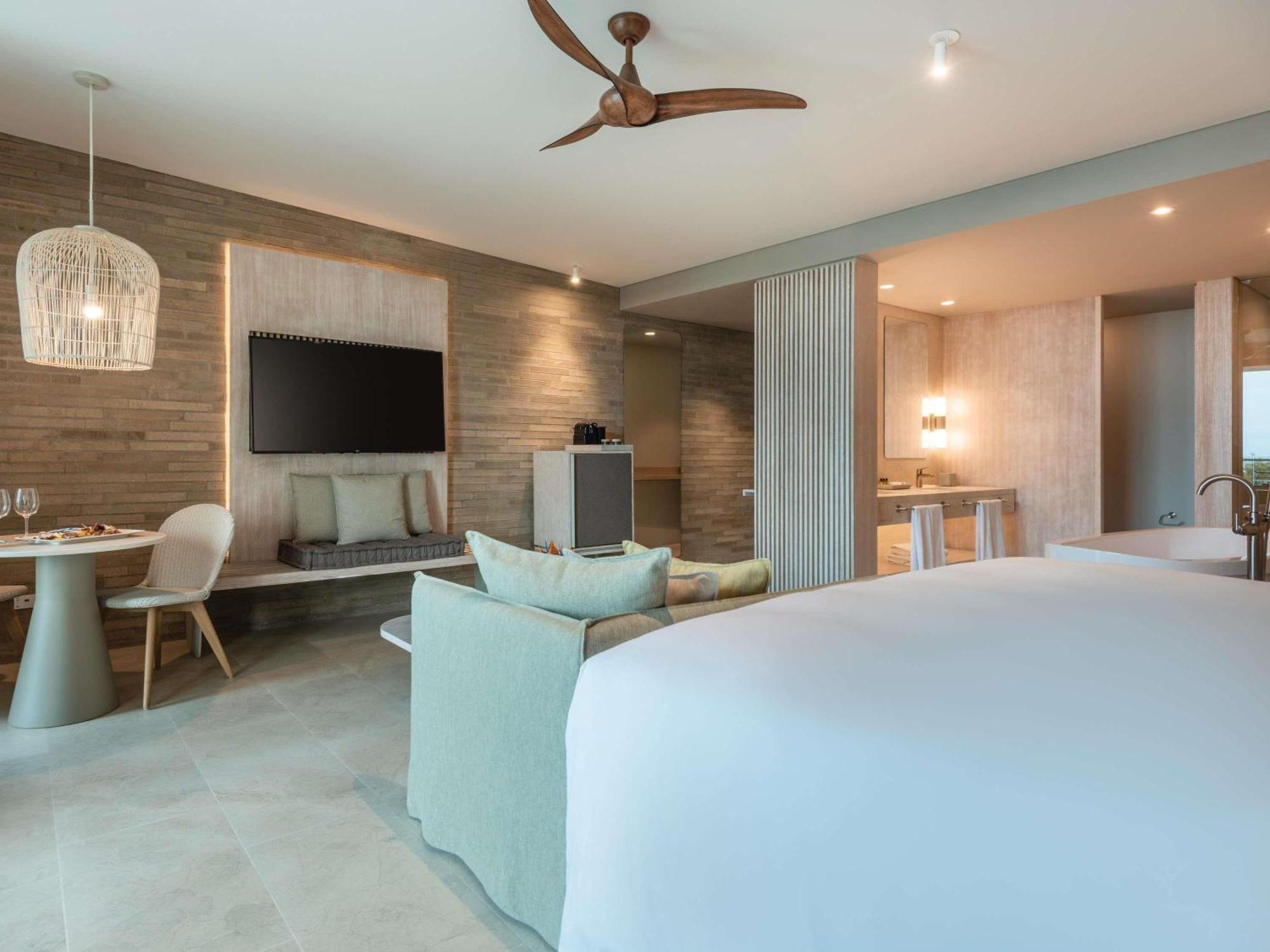 Junior King Suite Beach Front