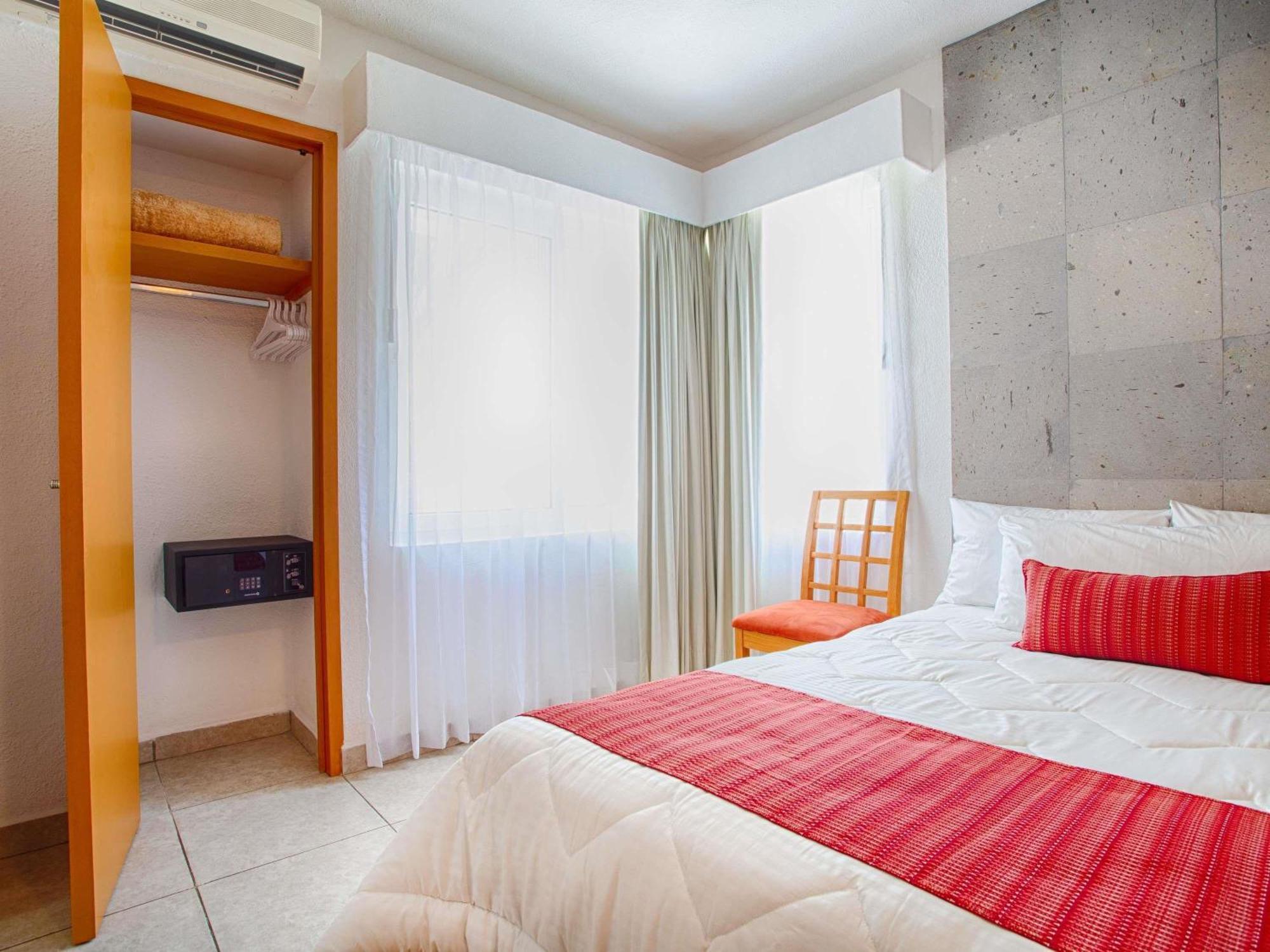 Two-Bedroom King Suite Sofa Bed Balcony or Terrace Ocean Front or Three Bathrooms,1739412512:JPEG