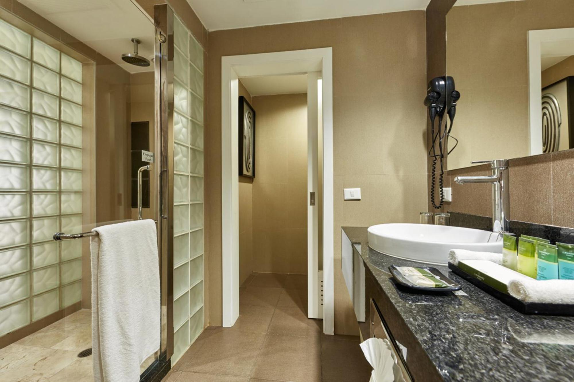 Suite,1740707783:JPEG